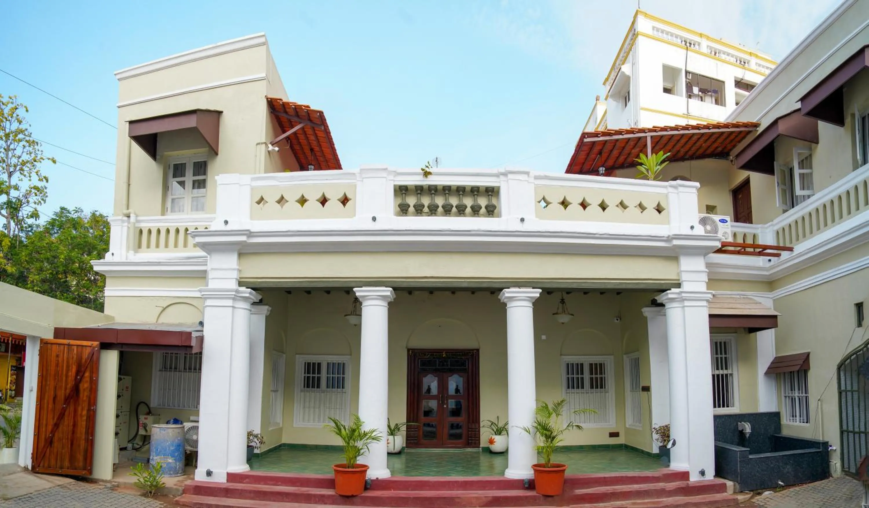 Facade/entrance in Heritage by DeFleur