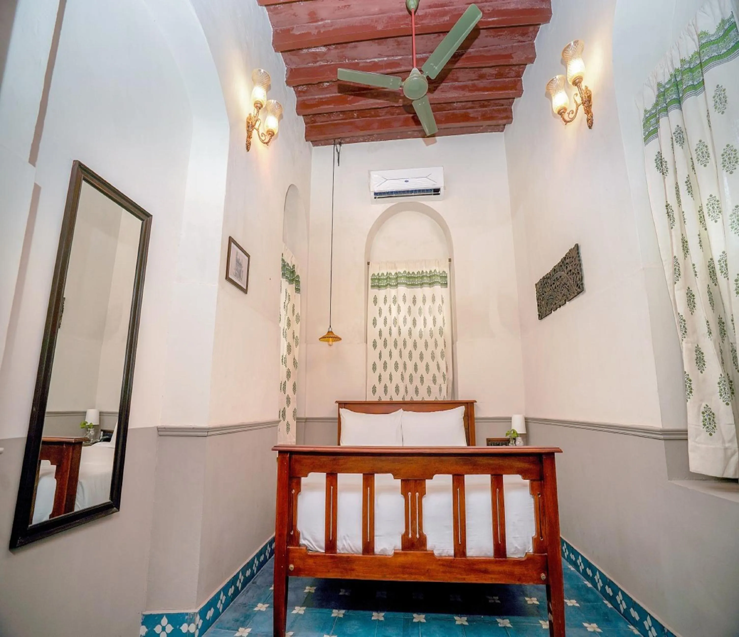 Bed in Heritage by DeFleur