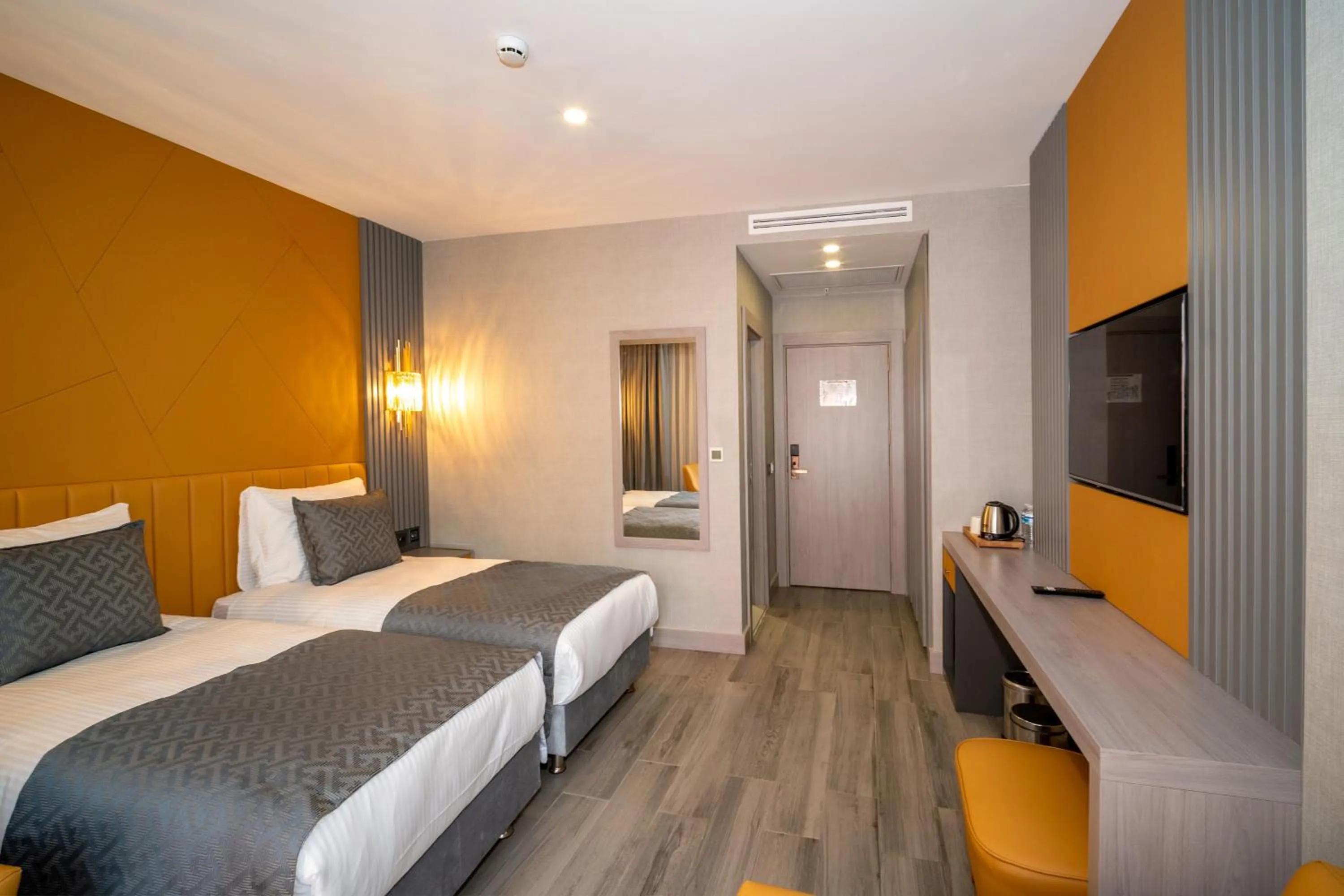 Photo of the whole room, Bed in Icon Hotel Bomonti