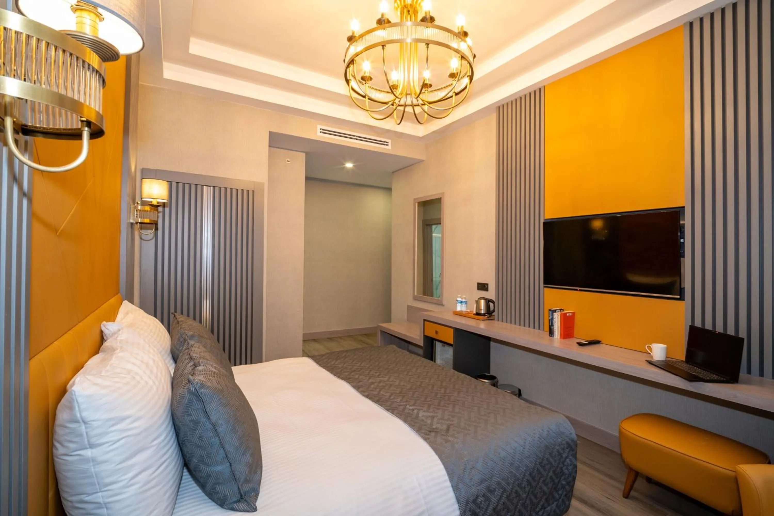 Photo of the whole room, Bed in Icon Hotel Bomonti