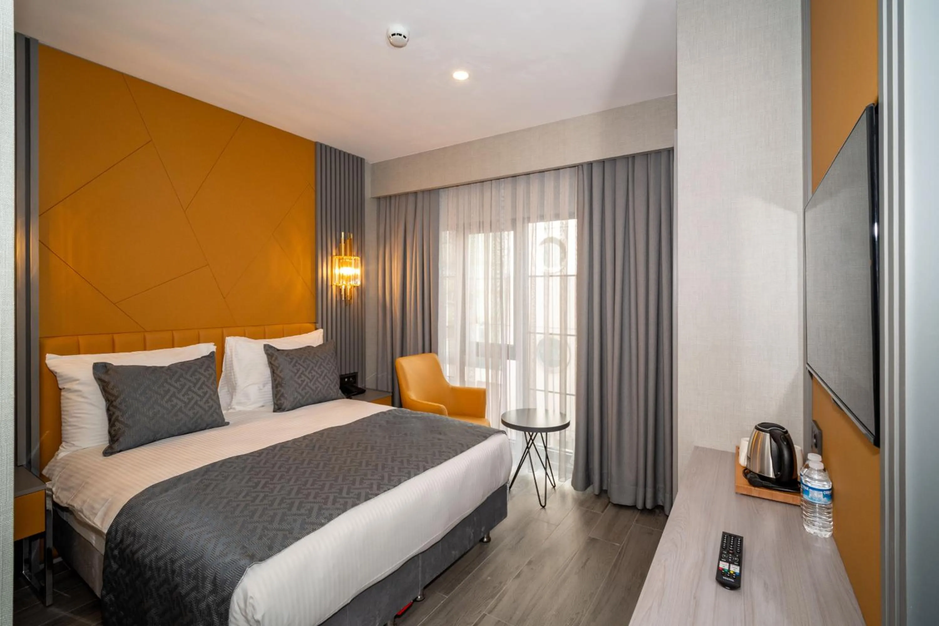 Coffee/tea facilities, Bed in Icon Hotel Bomonti