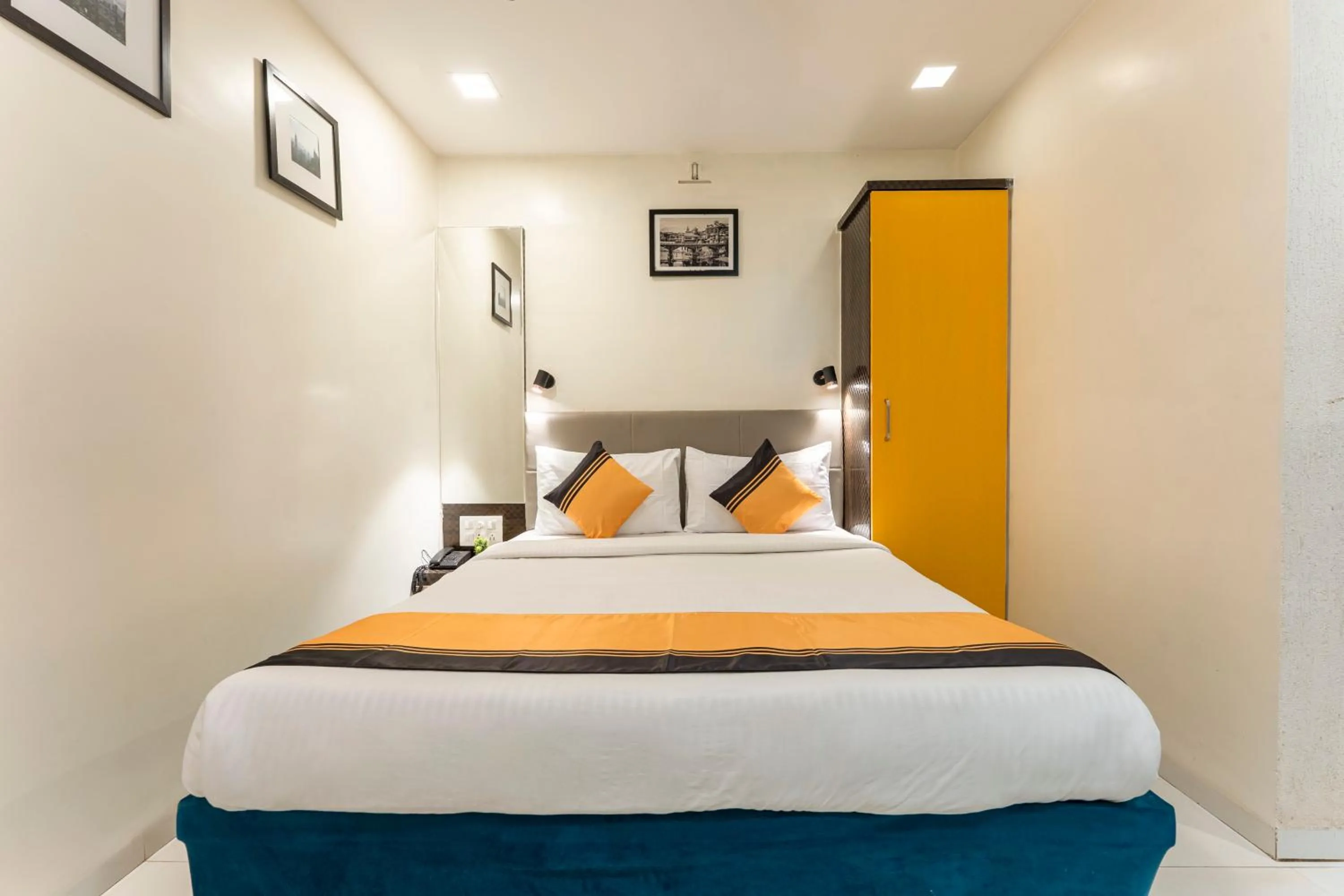 Bedroom, Bed in Itsy Hotels Bindra Elite