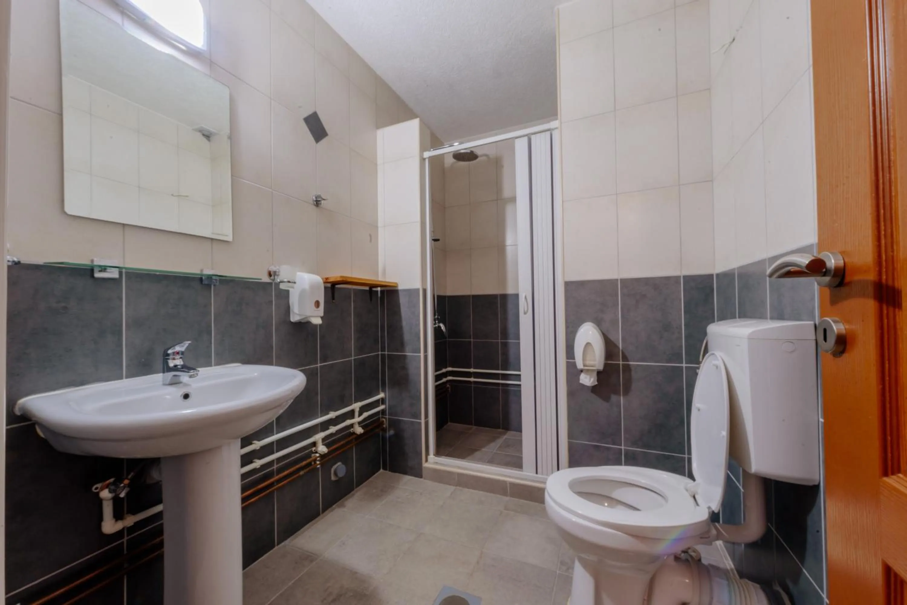 Shower in Hotel Zlatni bor