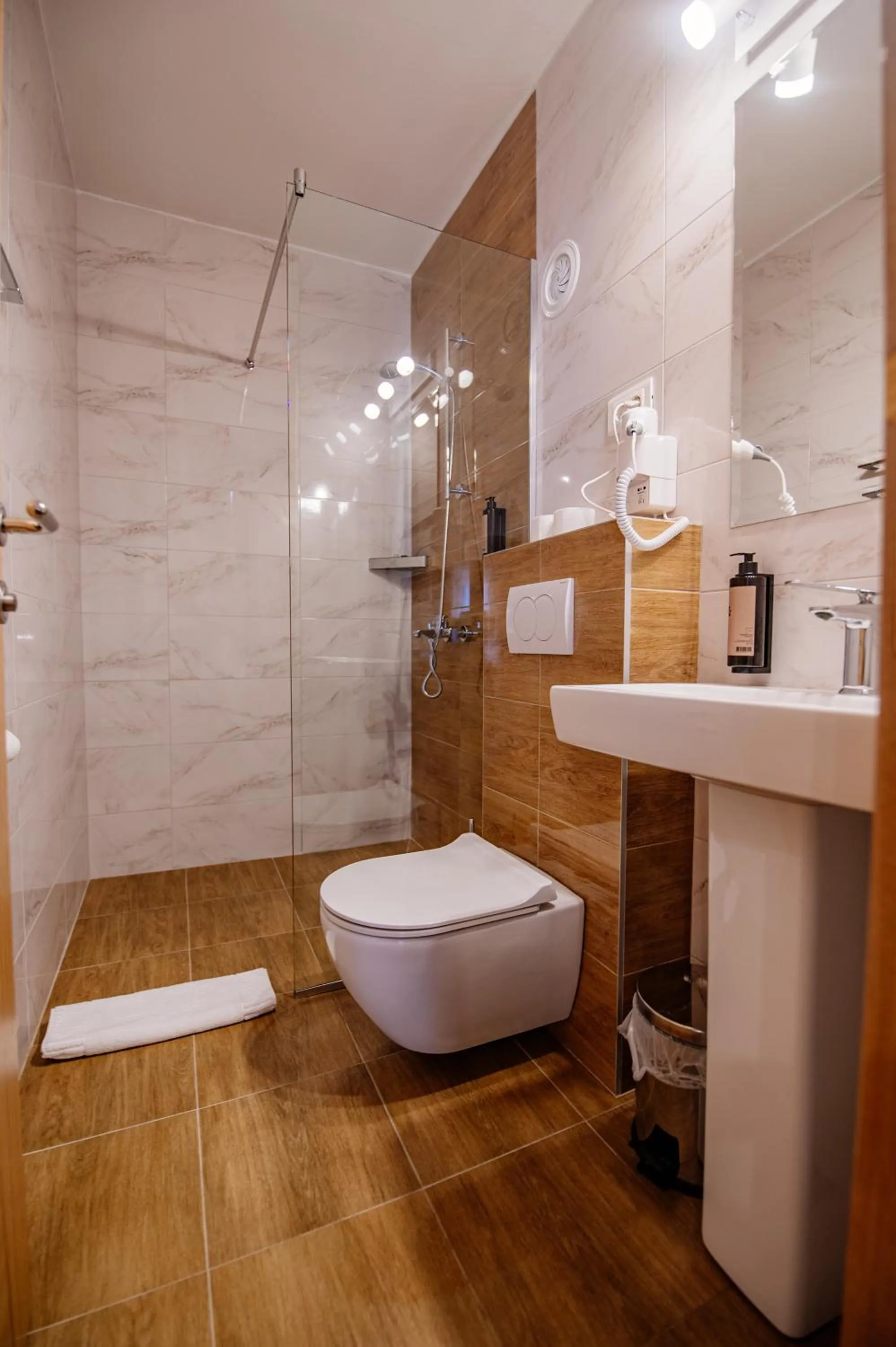 Shower in Hotel Zlatni bor