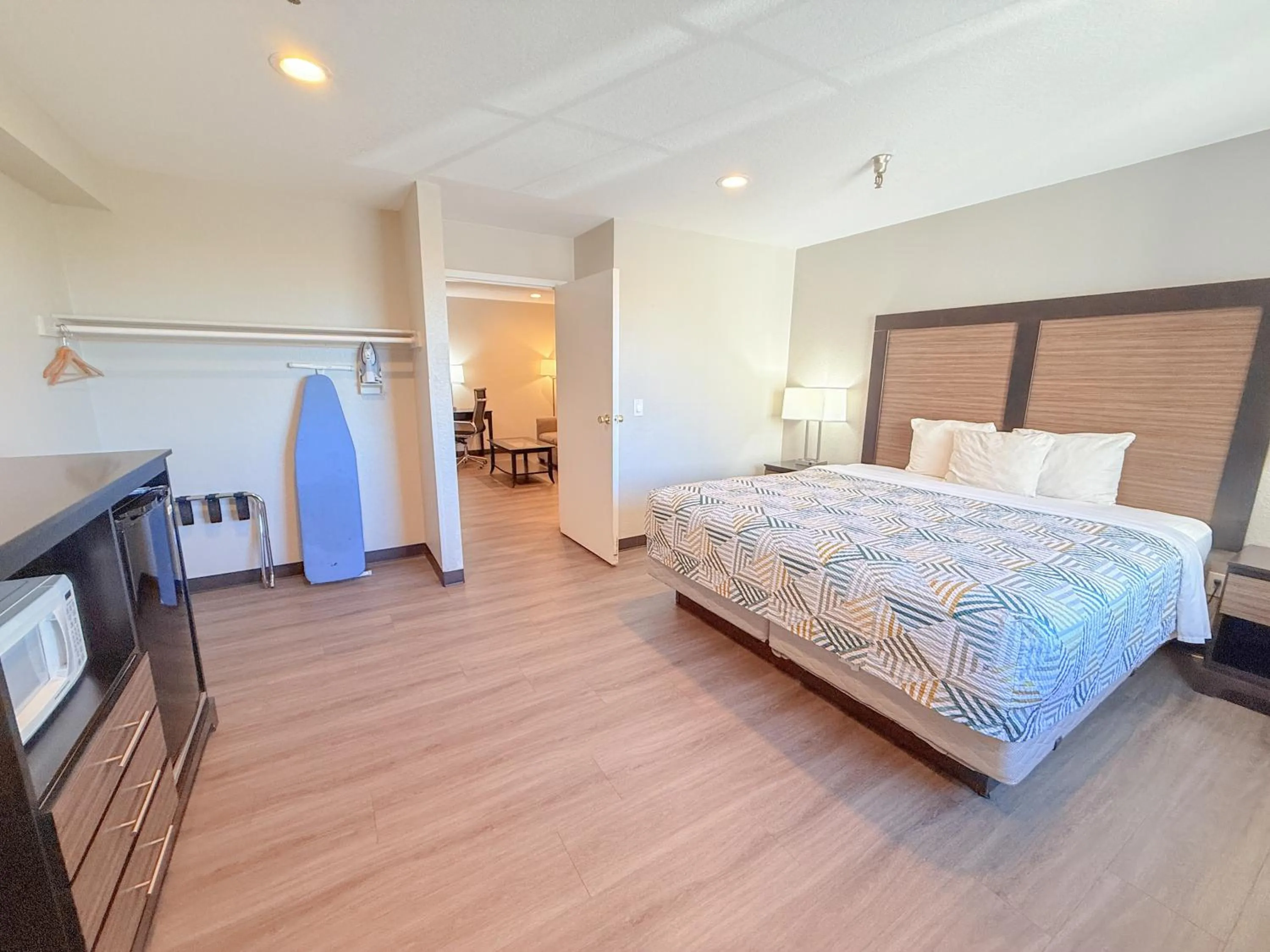 Bedroom, Bed in Studio 6 Suites Tucson, AZ Airport Kino Sports Complex