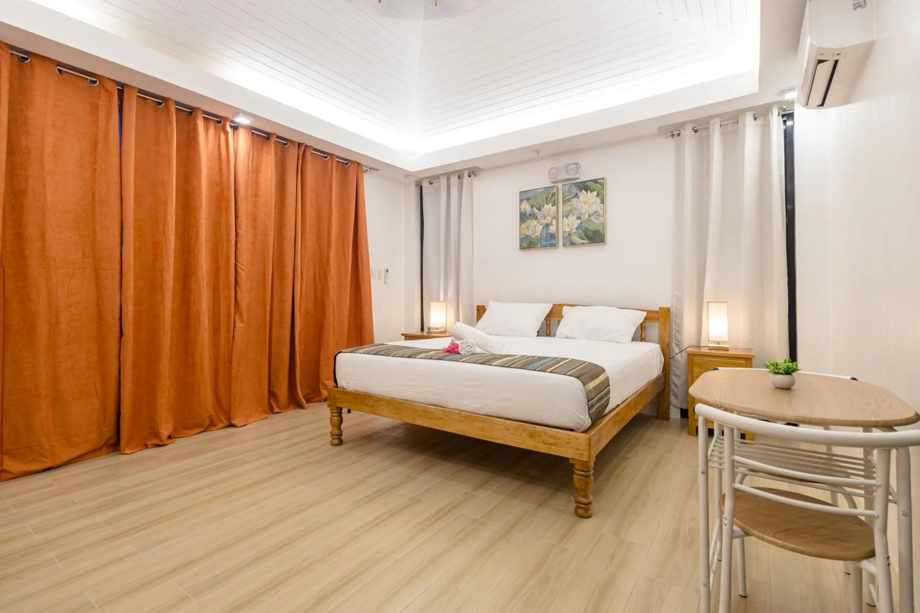 Bedroom, Bed in E L Westensee Resort