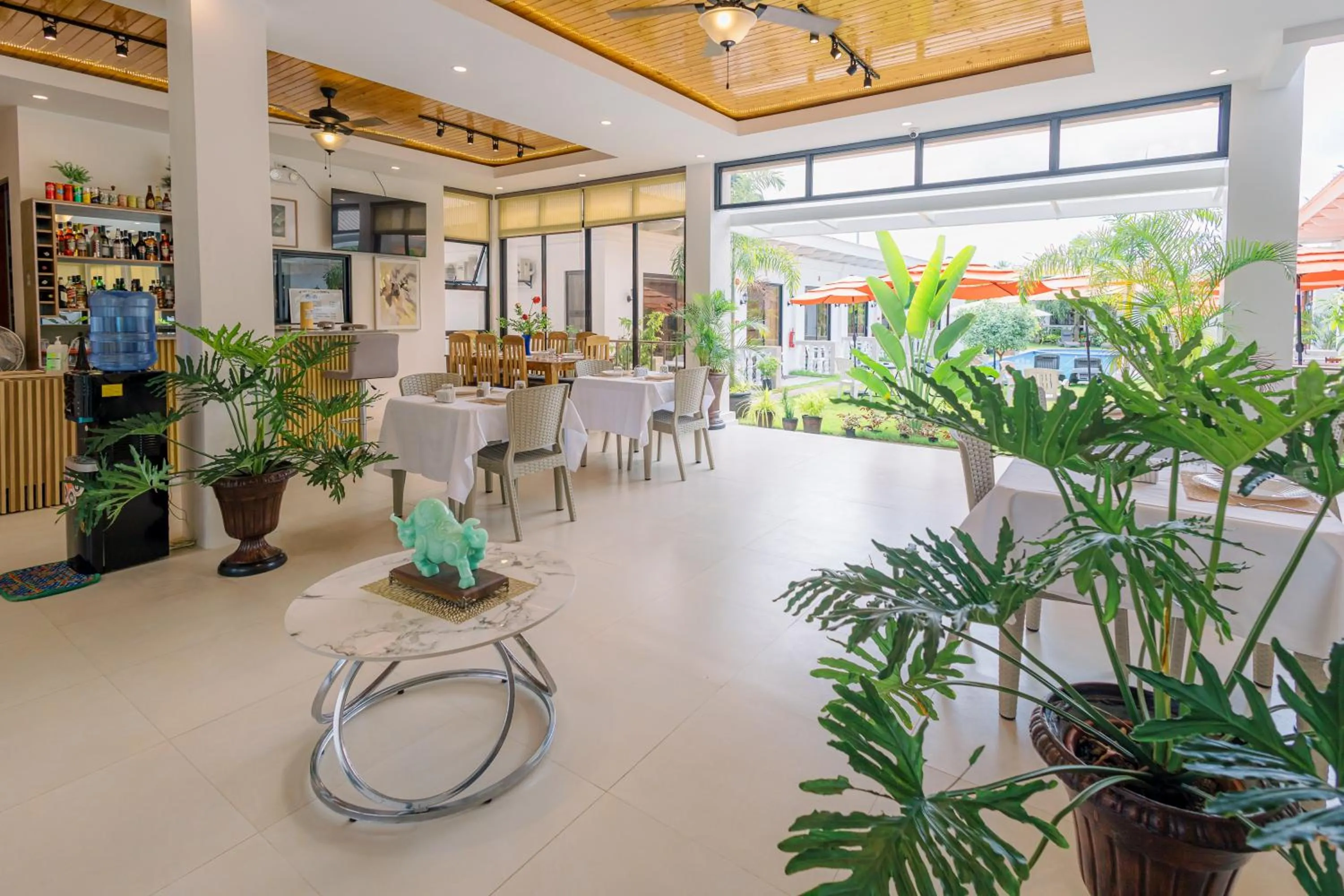 Restaurant/places to eat in E L Westensee Resort