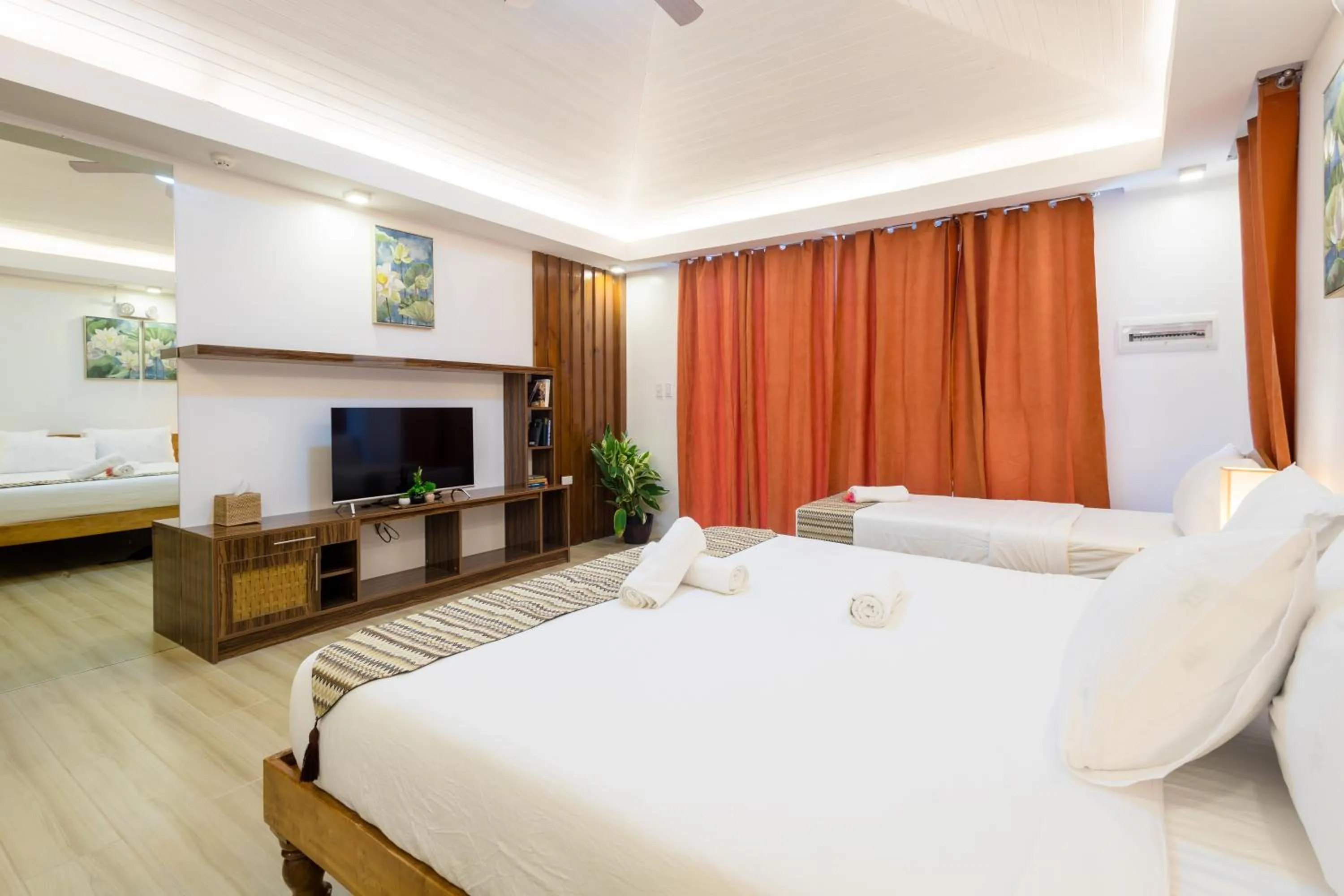 Bedroom, Bed in E L Westensee Resort