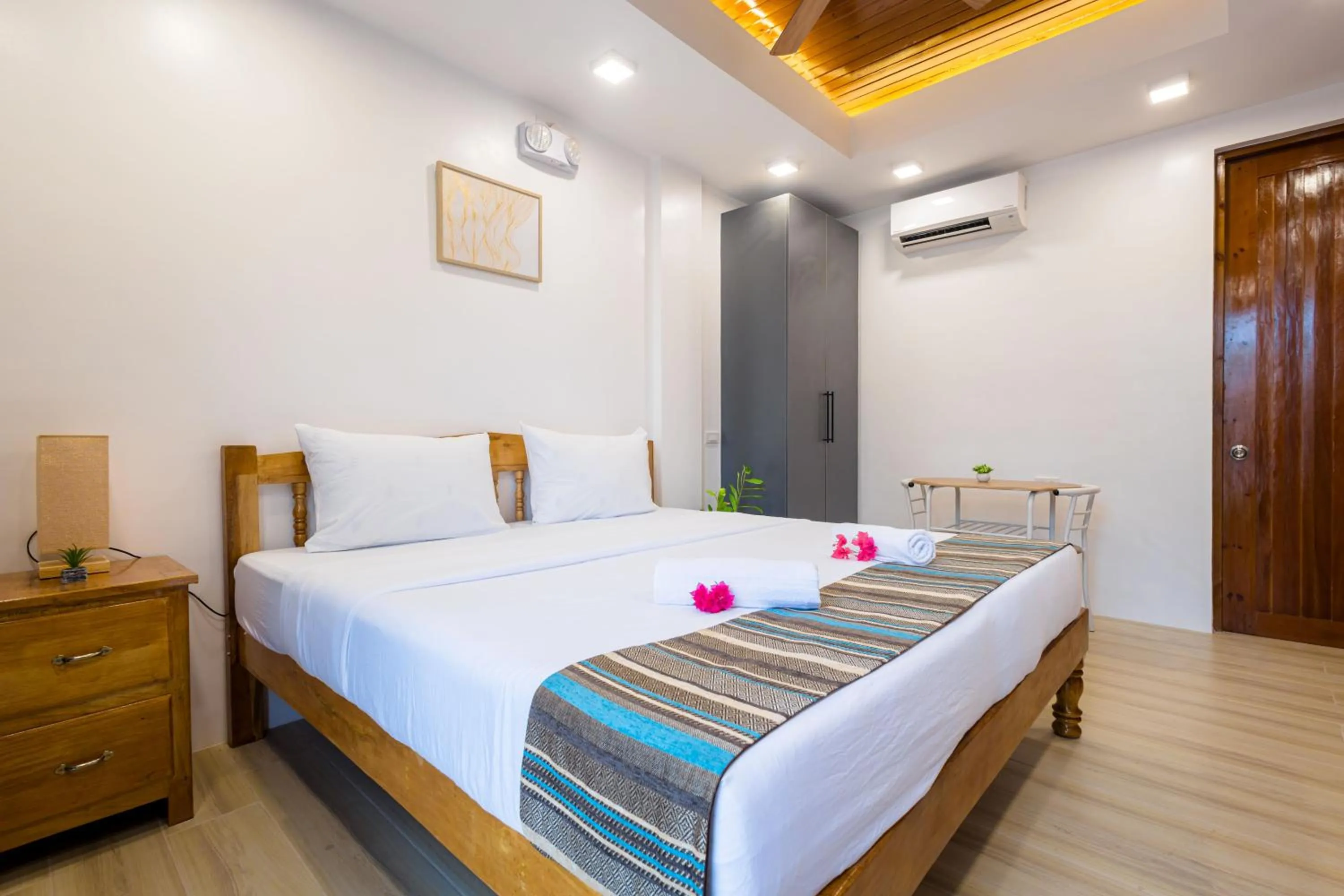 Bedroom, Bed in E L Westensee Resort