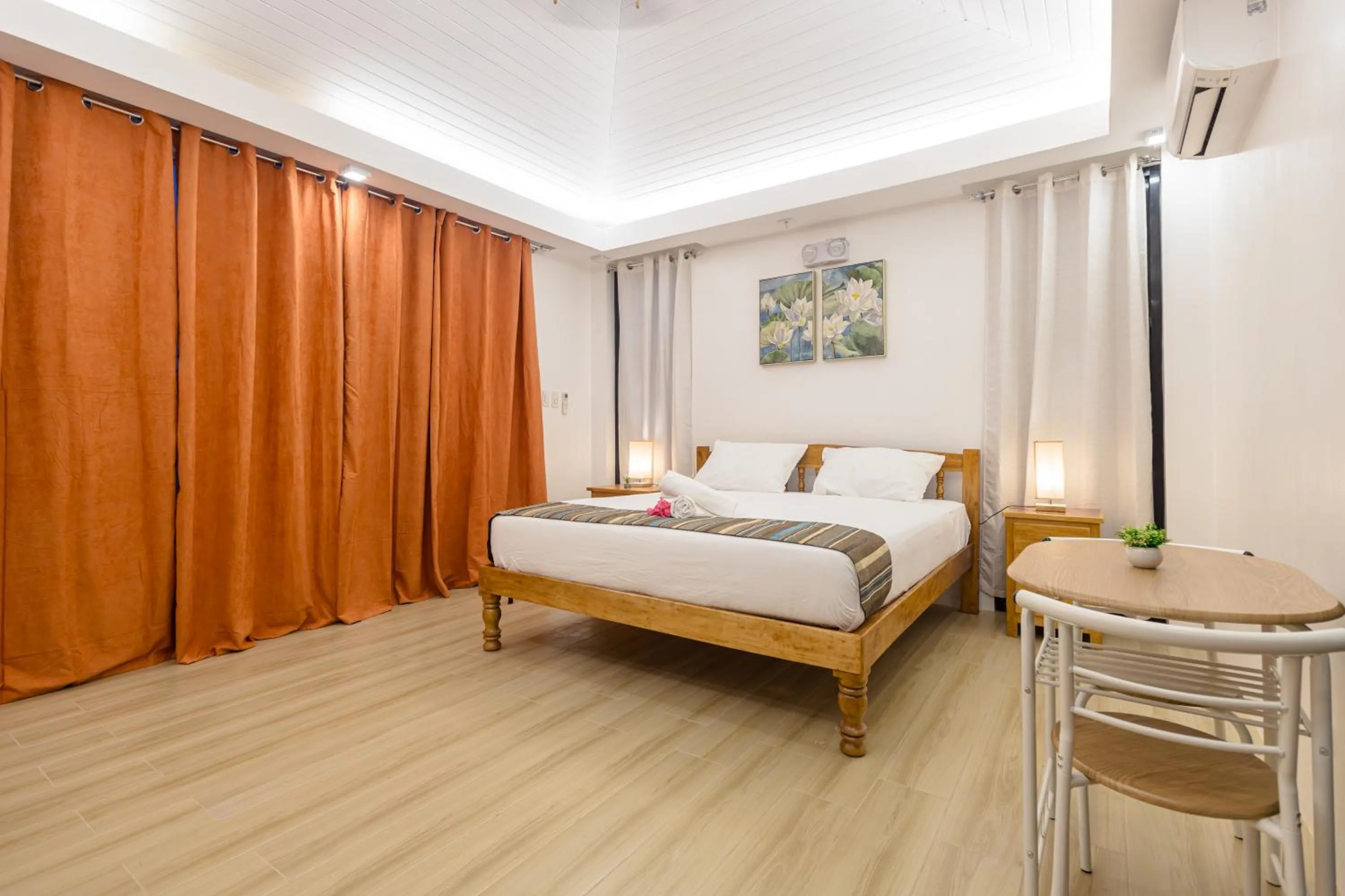 Bedroom, Bed in E L Westensee Resort