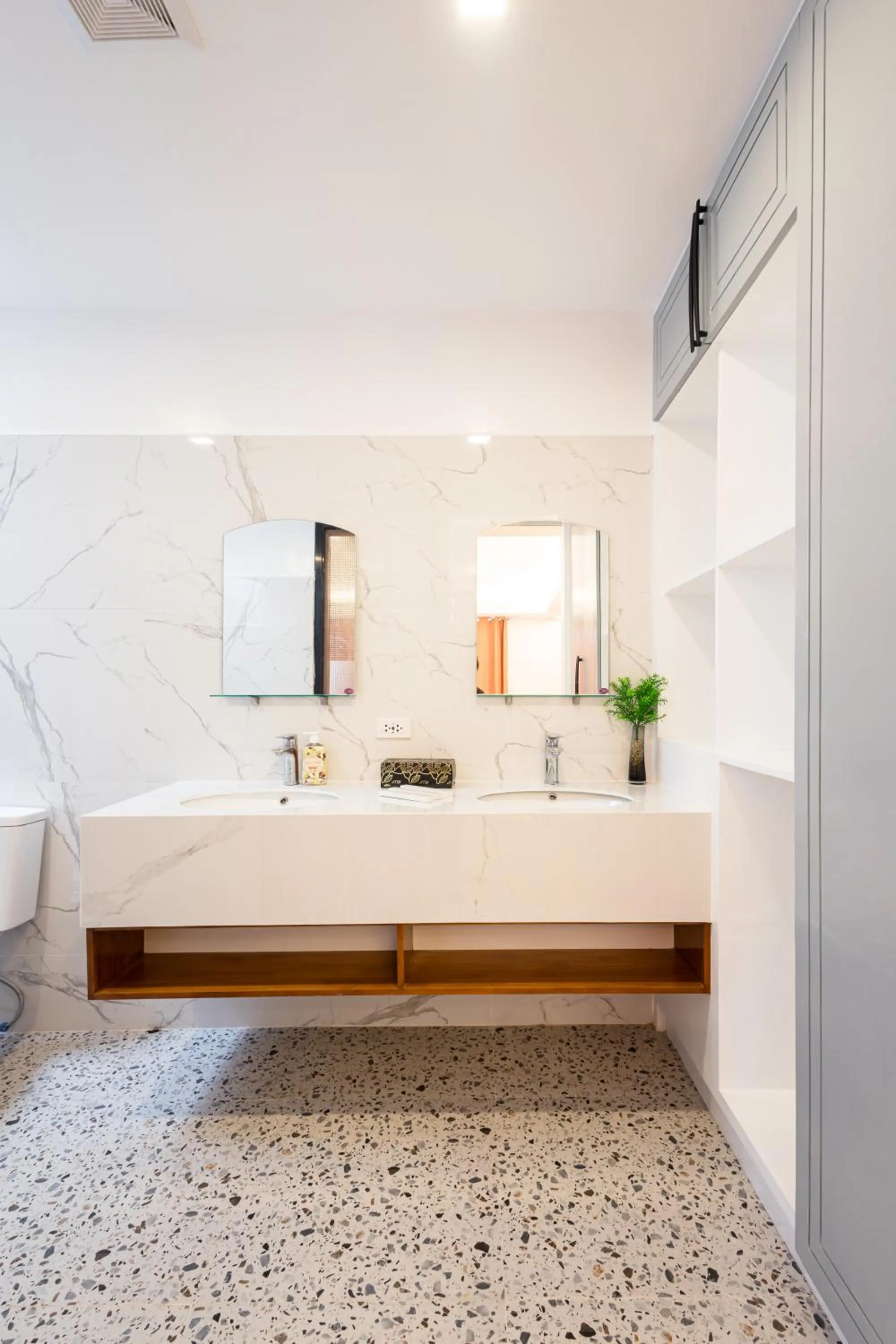 Bathroom, Bed in E L Westensee Resort