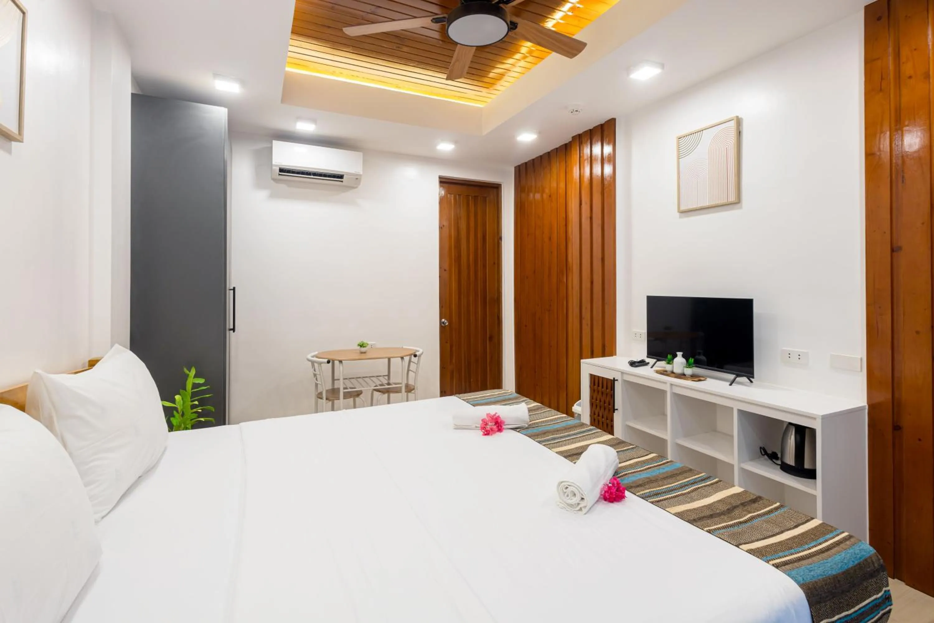 Bedroom, Bed in E L Westensee Resort