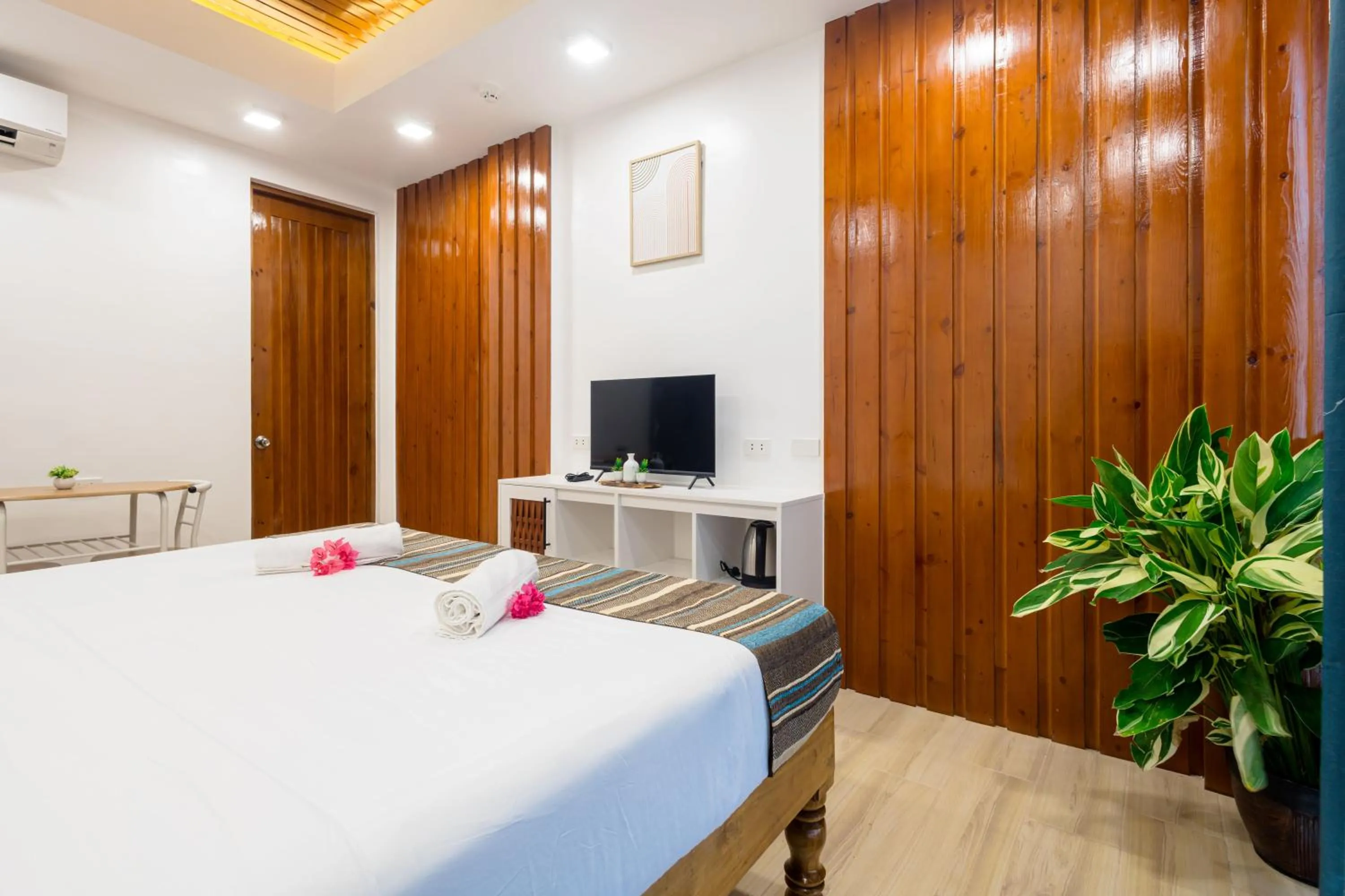 Bedroom, Bed in E L Westensee Resort