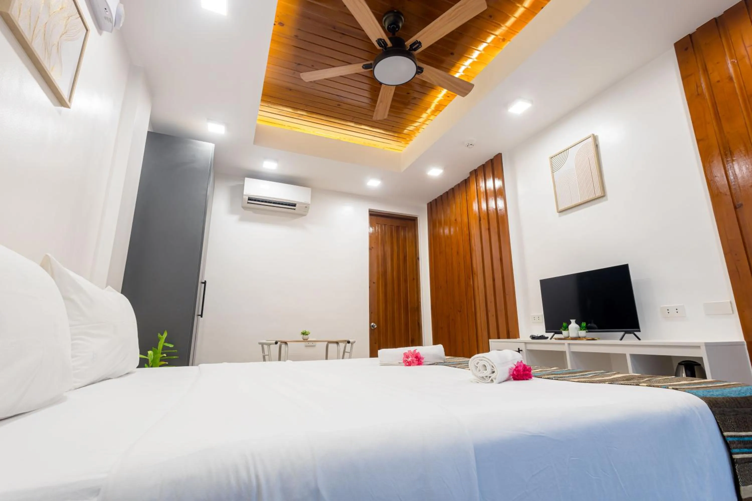 Bedroom, Bed in E L Westensee Resort