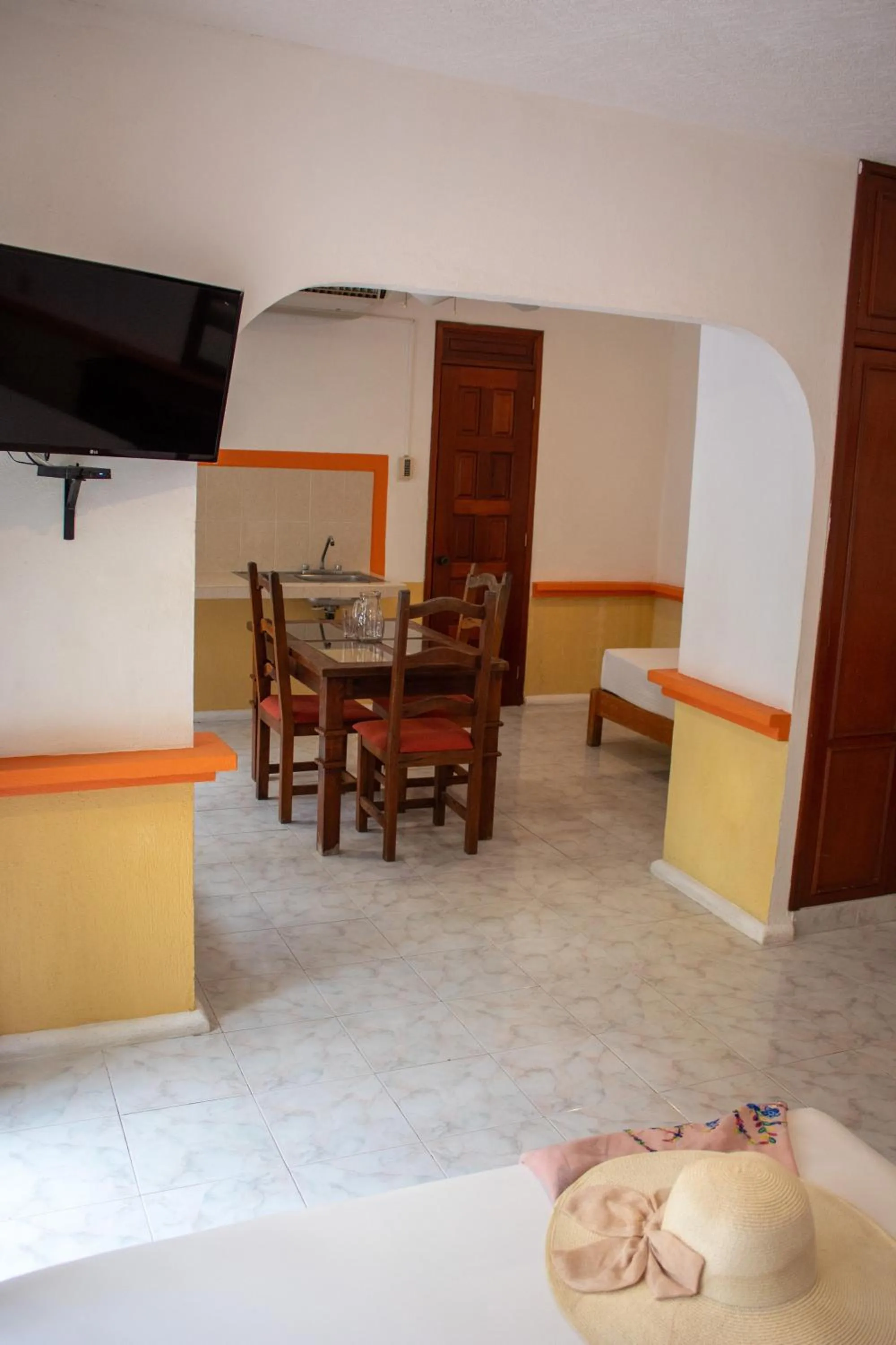 TV and multimedia in Hotel Vista Caribe 5ta Av a 5 Pasos de la Playa