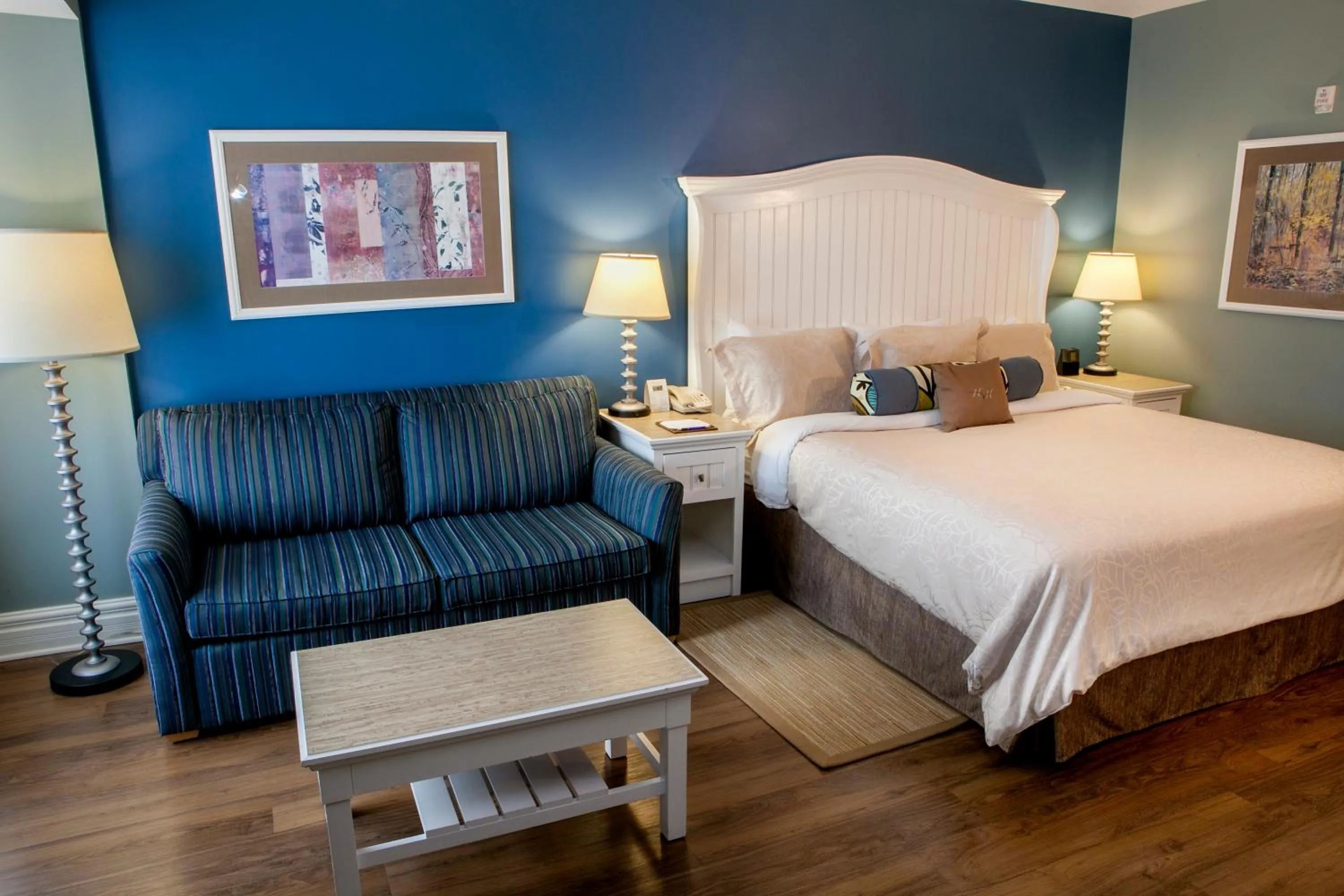 Bedroom, Bed in Watkins Glen Harbor Hotel