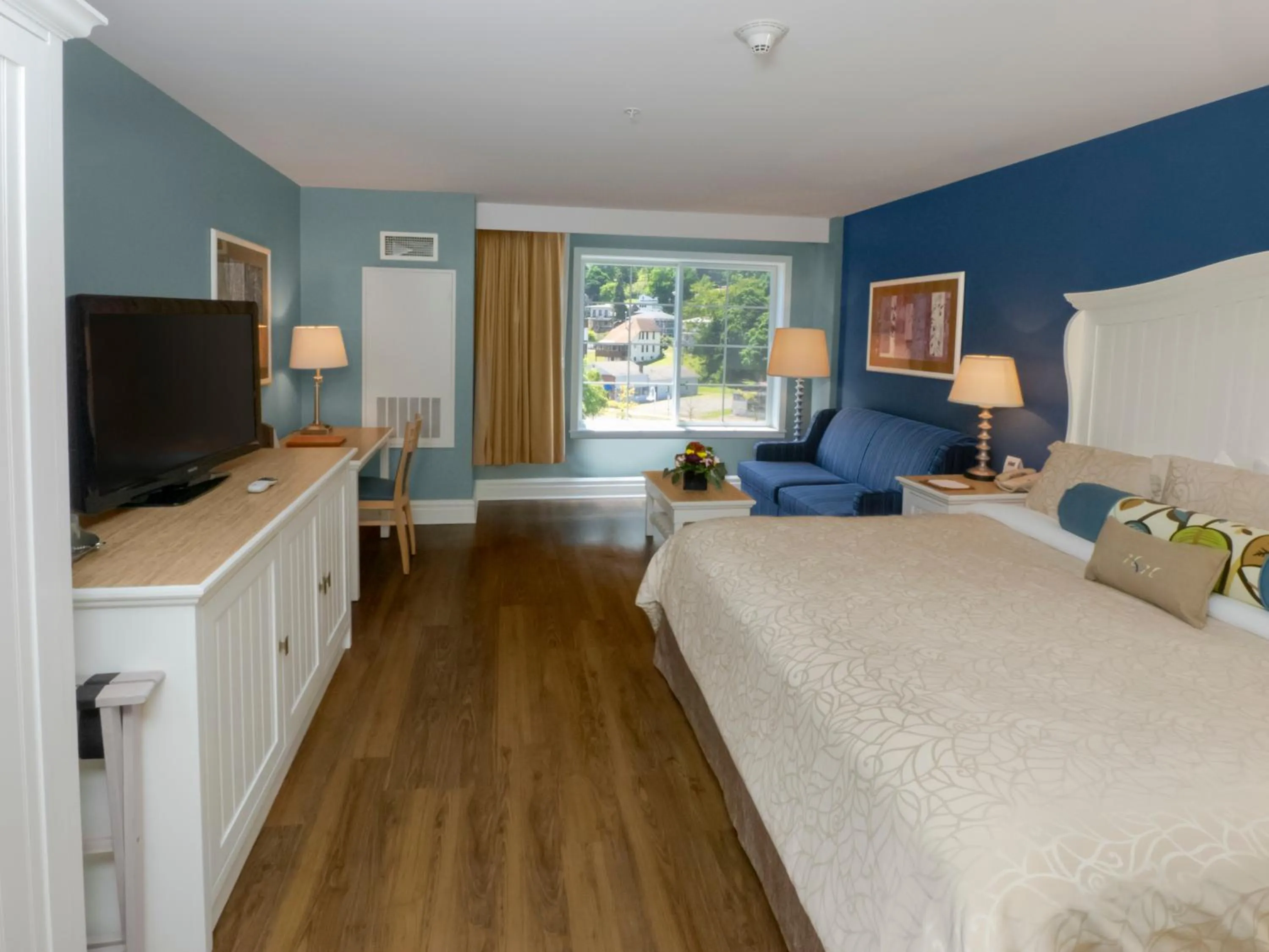 Bedroom, Bed in Watkins Glen Harbor Hotel