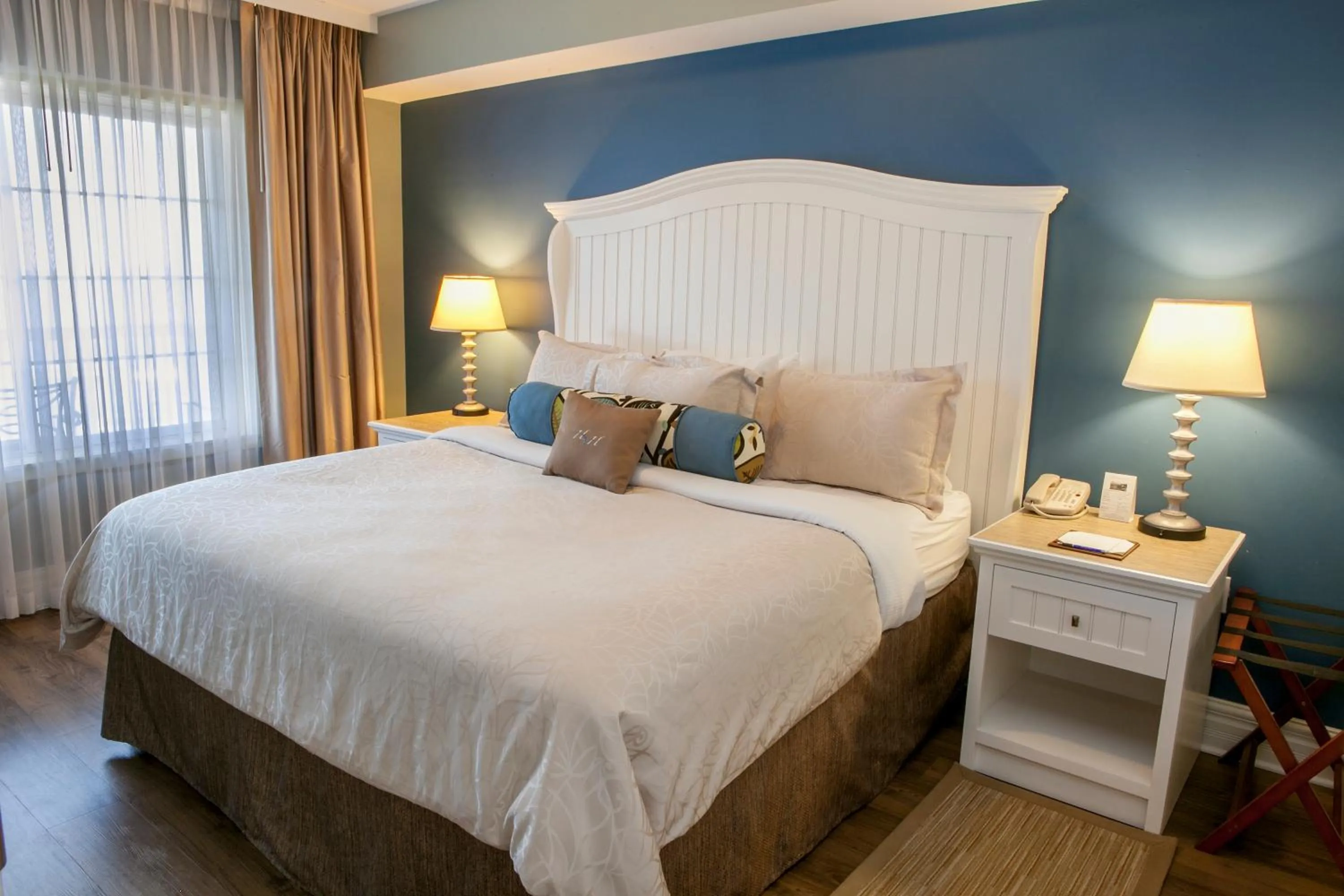 Bedroom, Bed in Watkins Glen Harbor Hotel