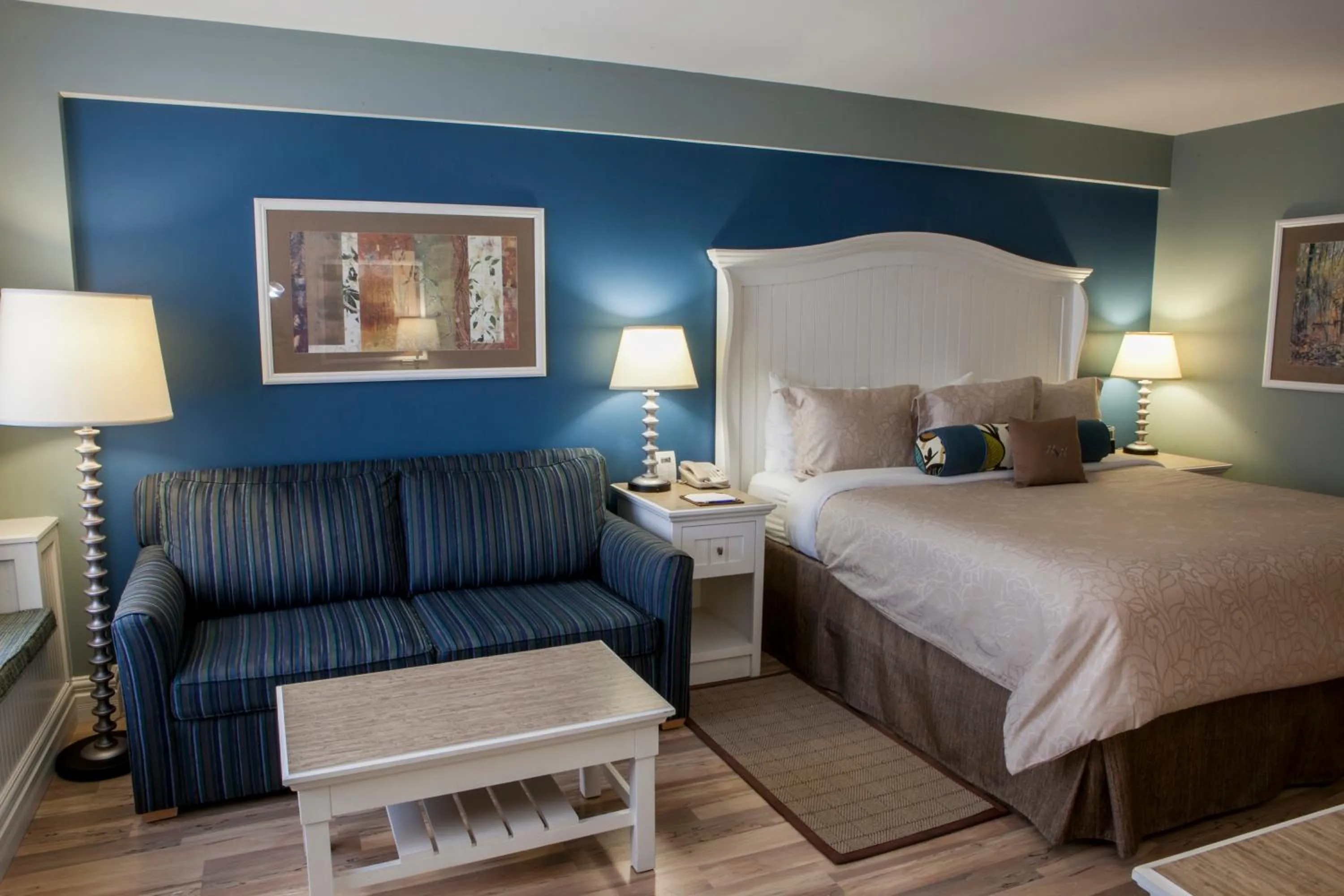 Bedroom, Bed in Watkins Glen Harbor Hotel