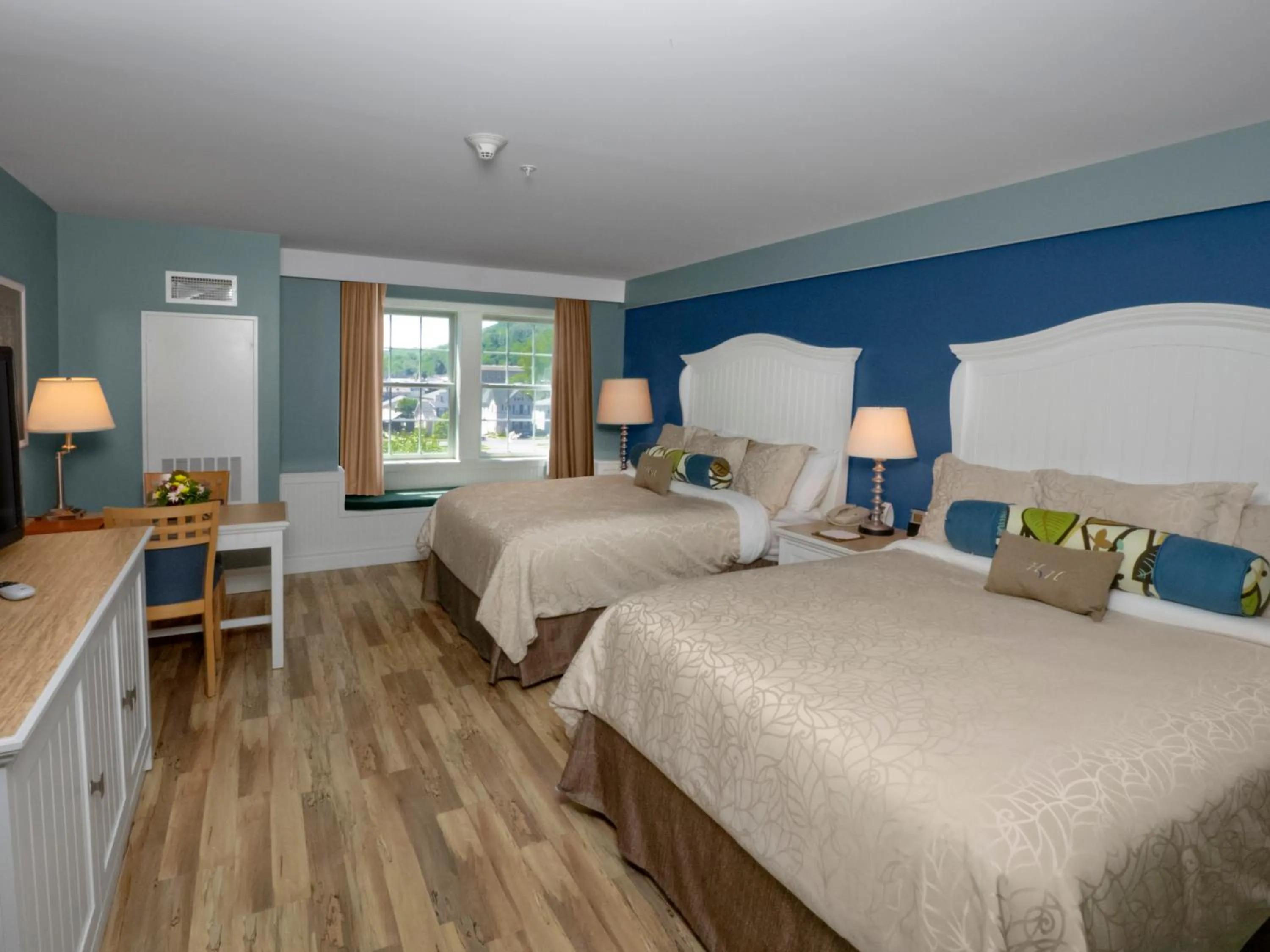 Bedroom, Bed in Watkins Glen Harbor Hotel