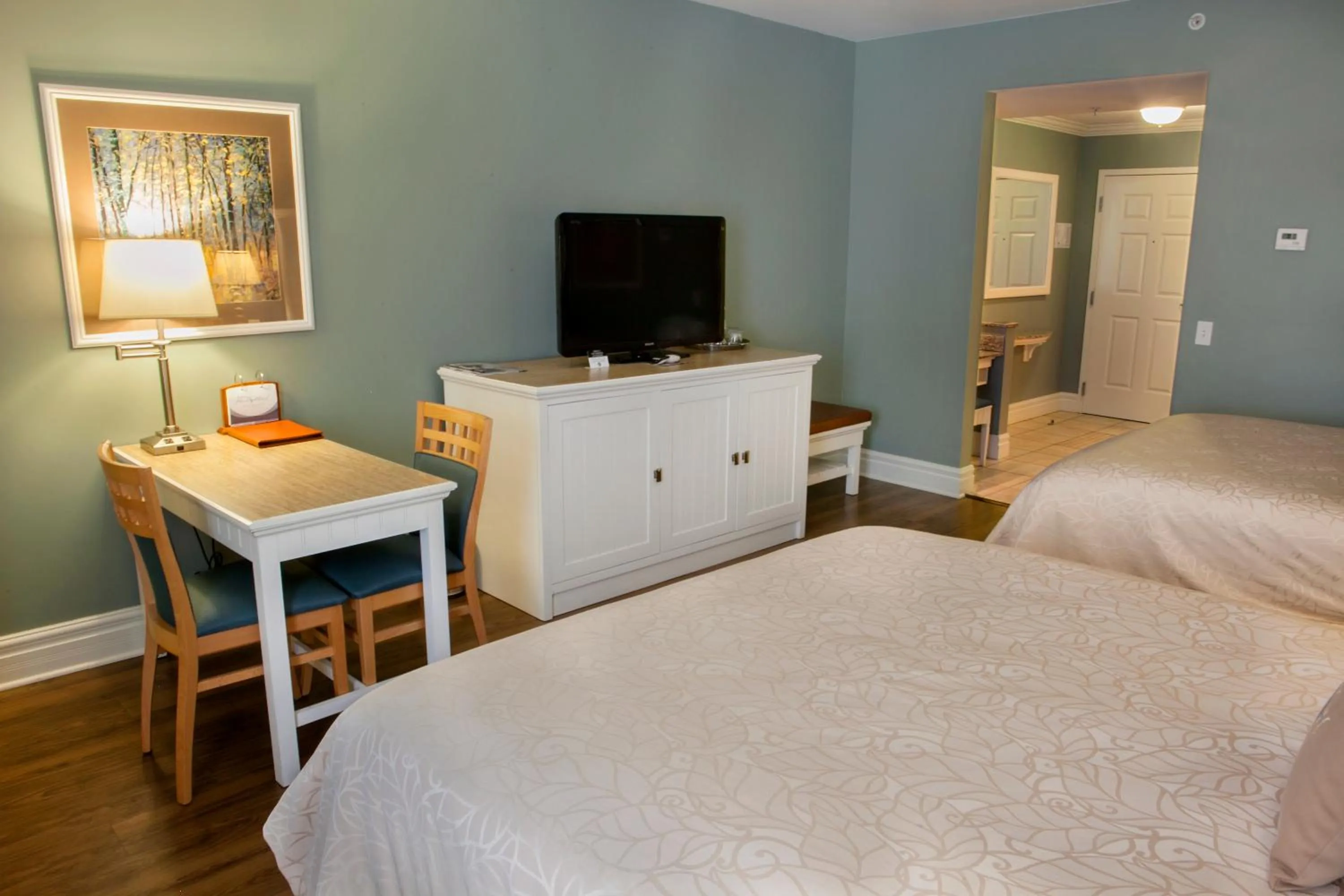 Bedroom, Bed in Watkins Glen Harbor Hotel