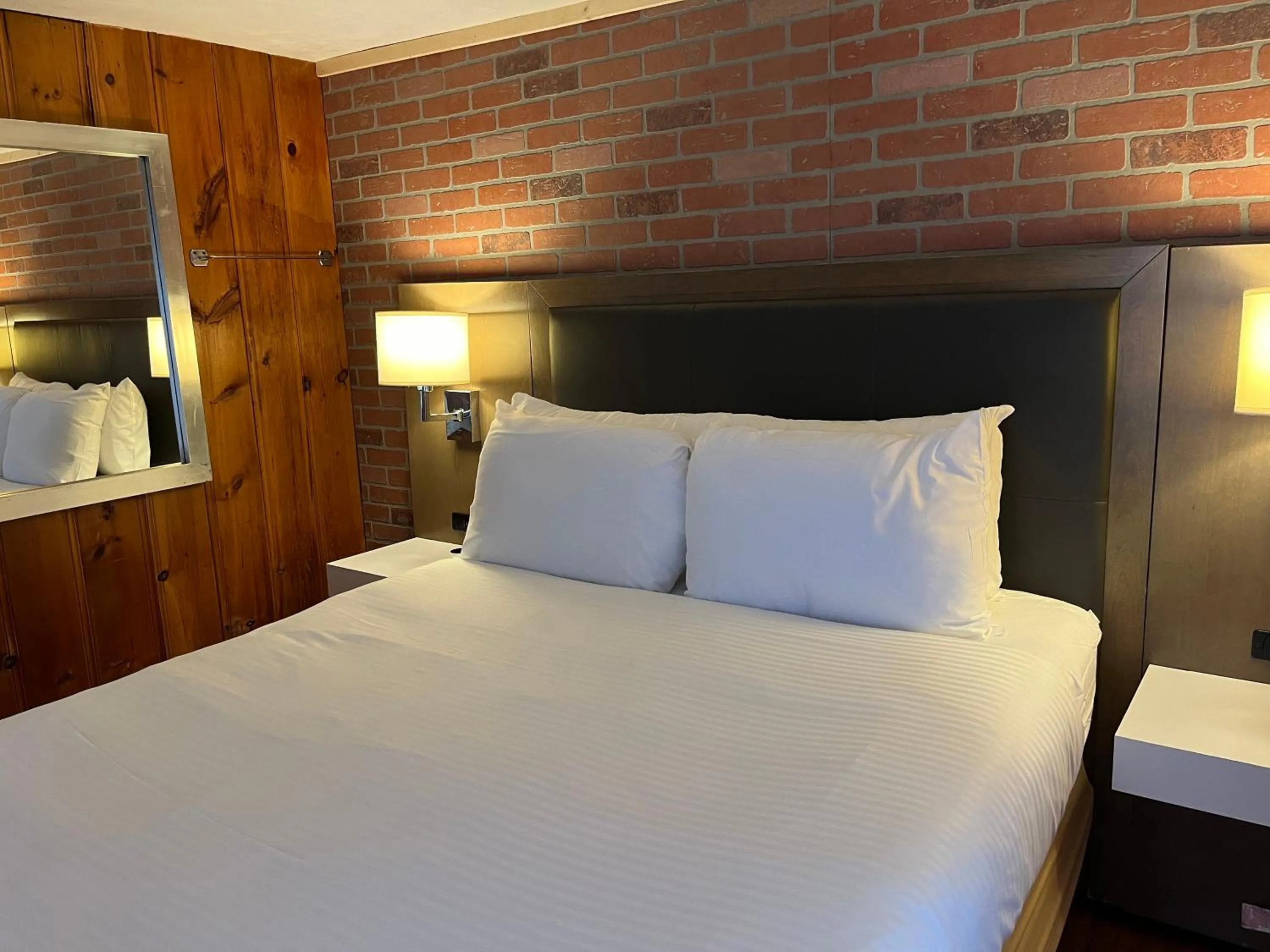 Bed in White Mountain Cottages