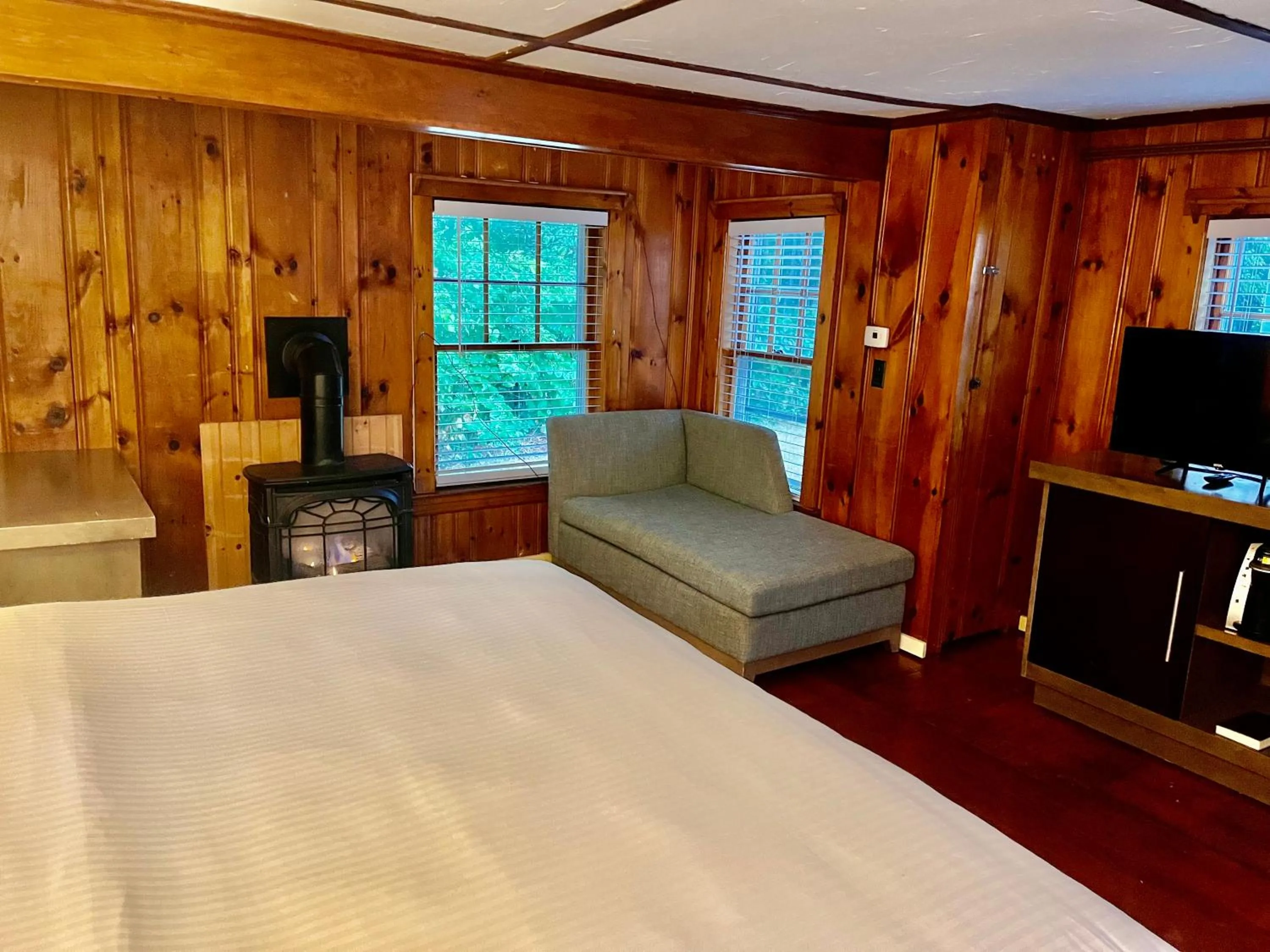 Bed in White Mountain Cottages