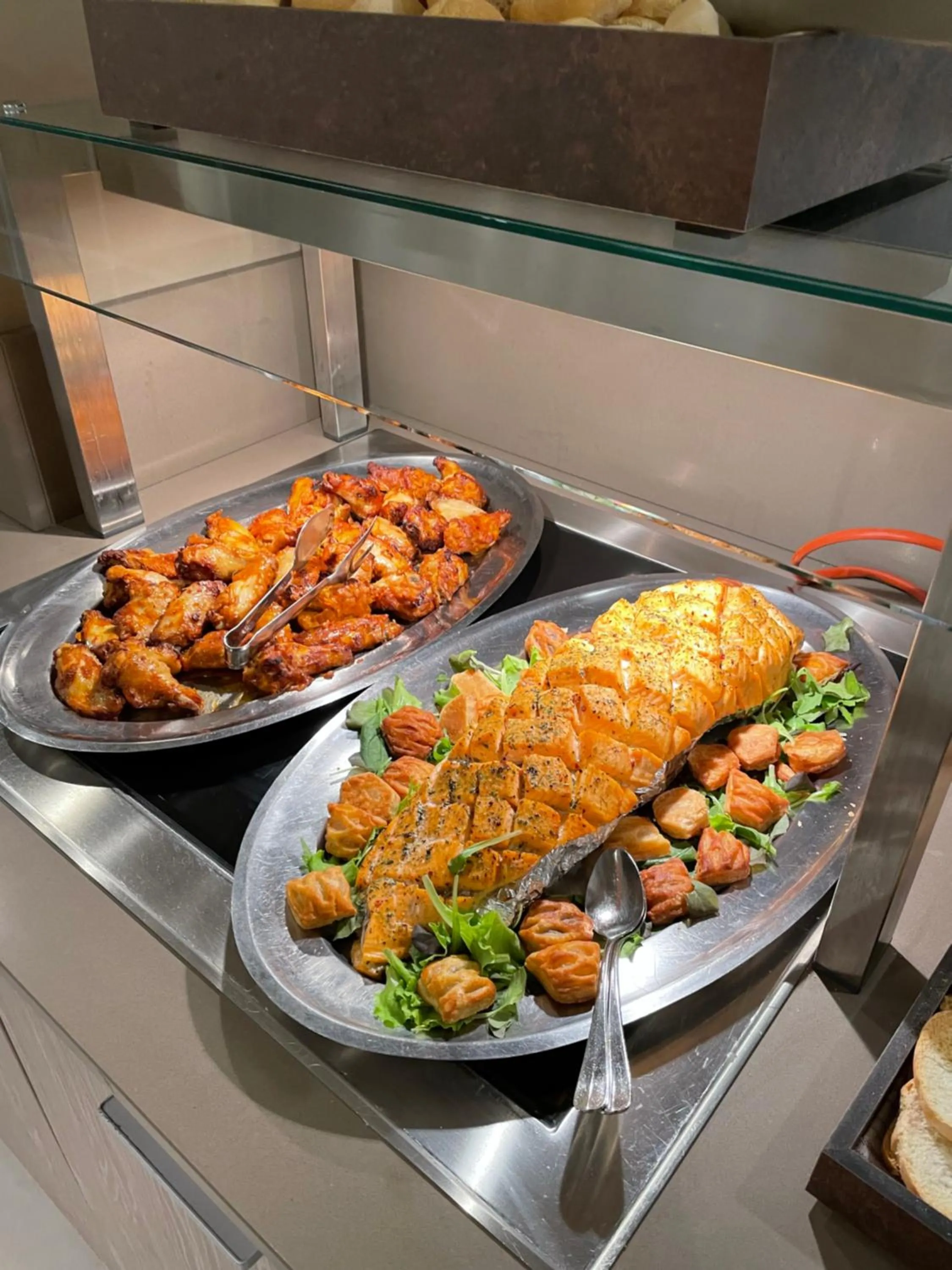 Restaurant/places to eat in Hotel Montreal