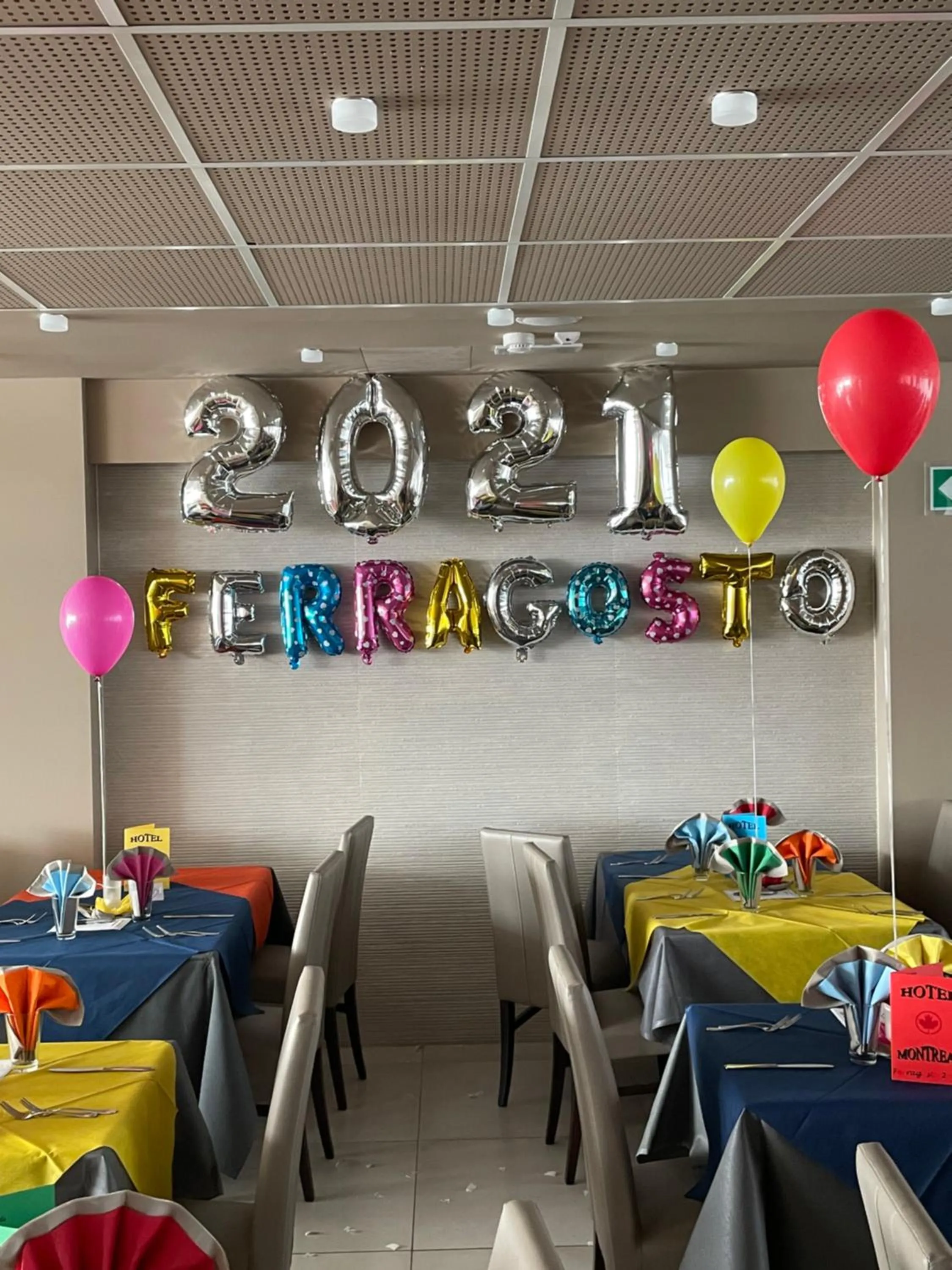 Restaurant/places to eat in Hotel Montreal