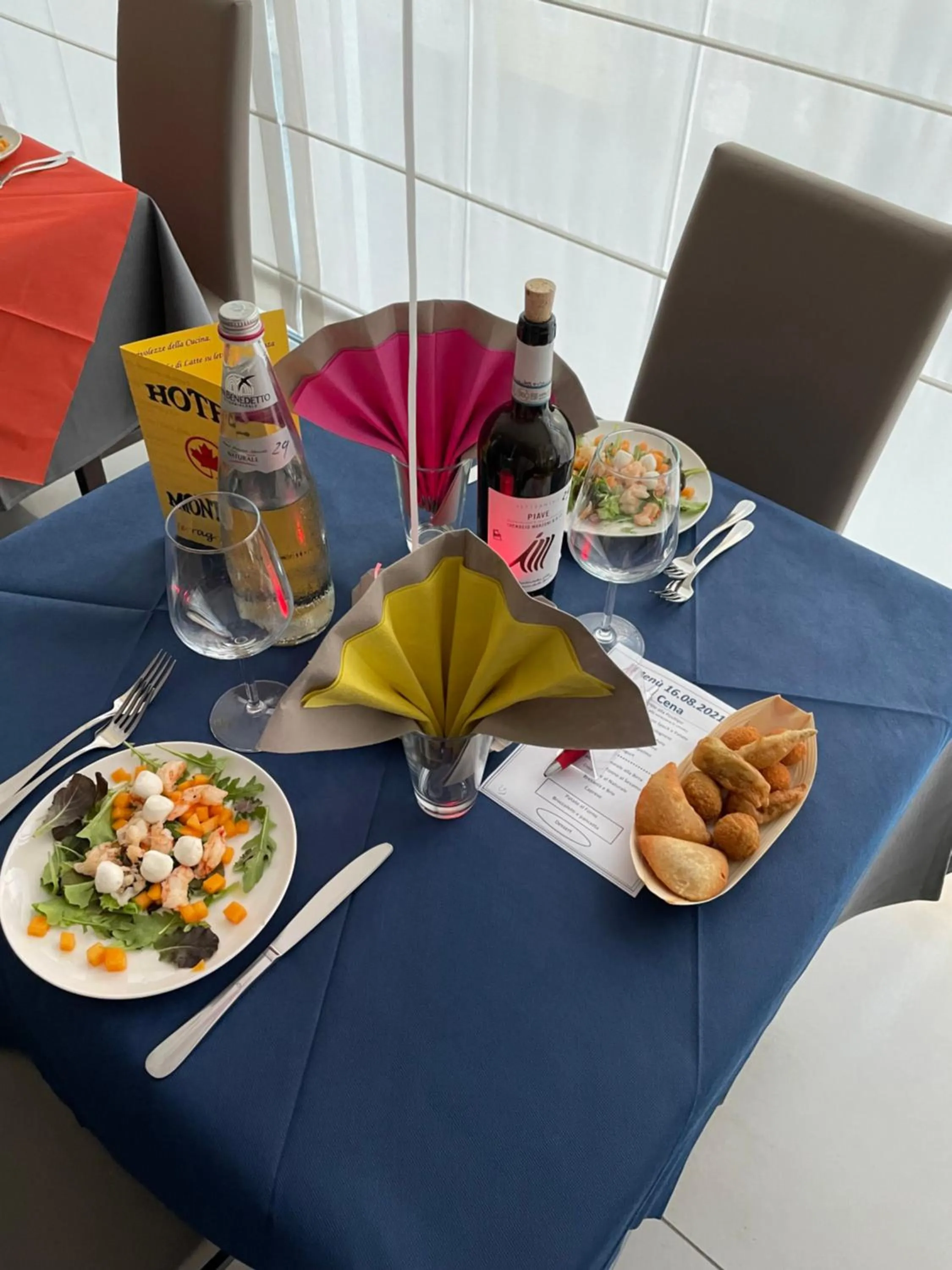 Restaurant/places to eat in Hotel Montreal