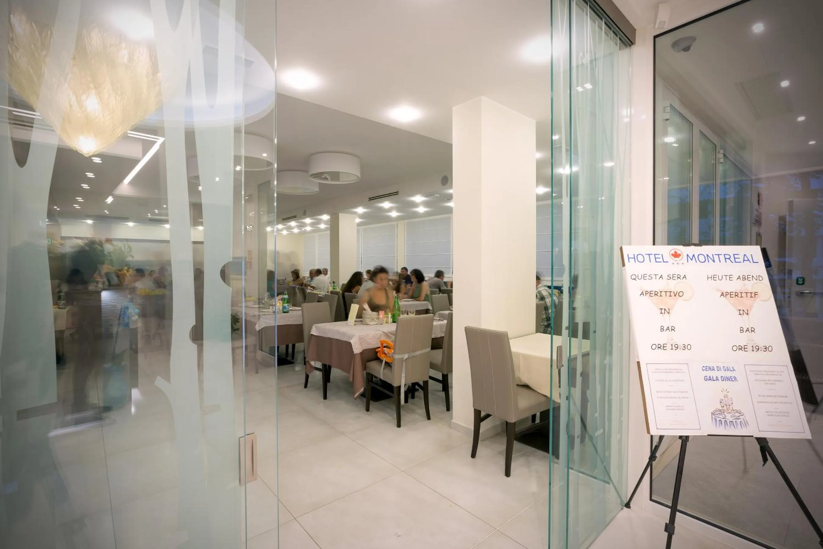 Restaurant/places to eat in Hotel Montreal