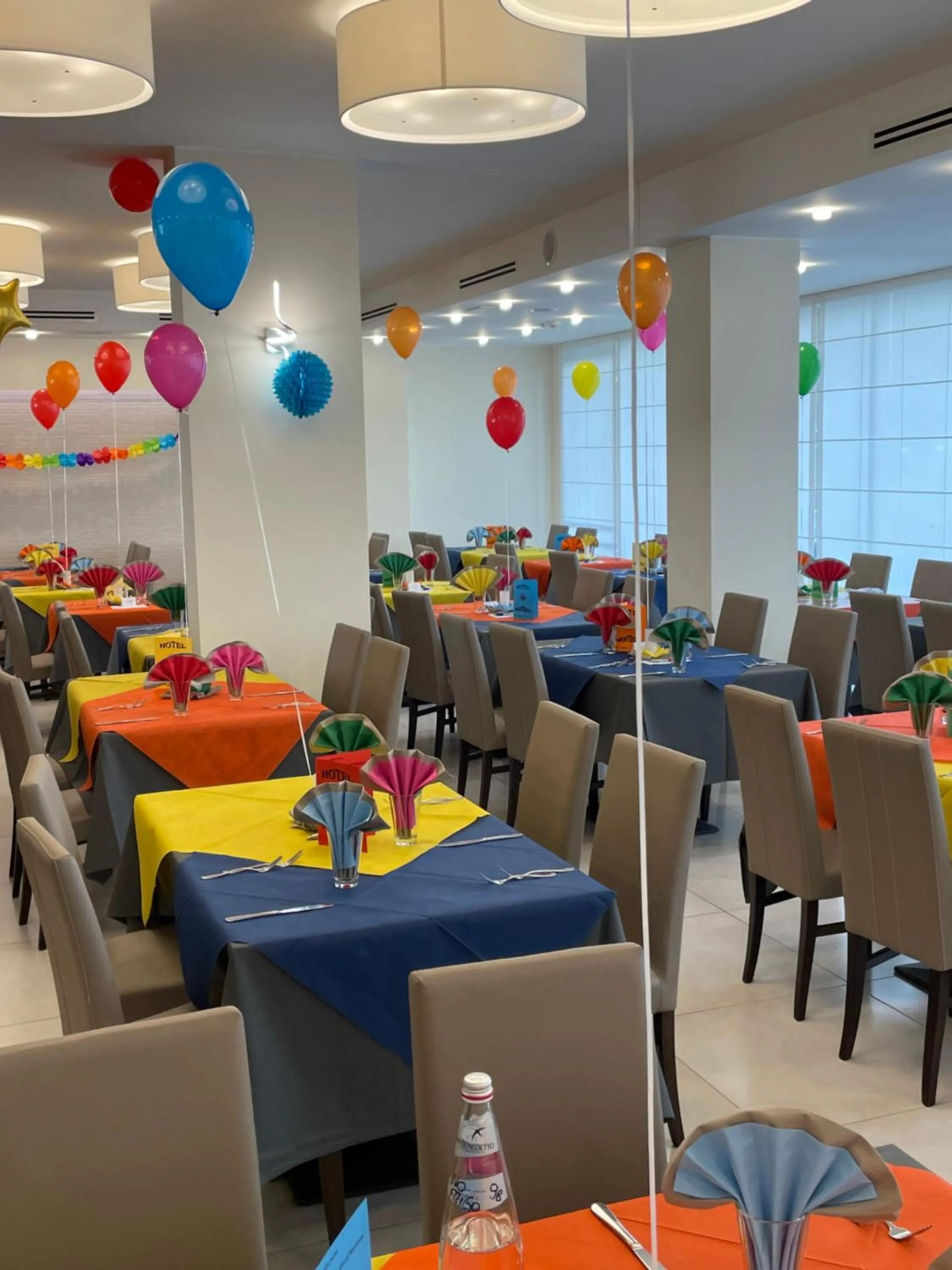 Restaurant/places to eat in Hotel Montreal