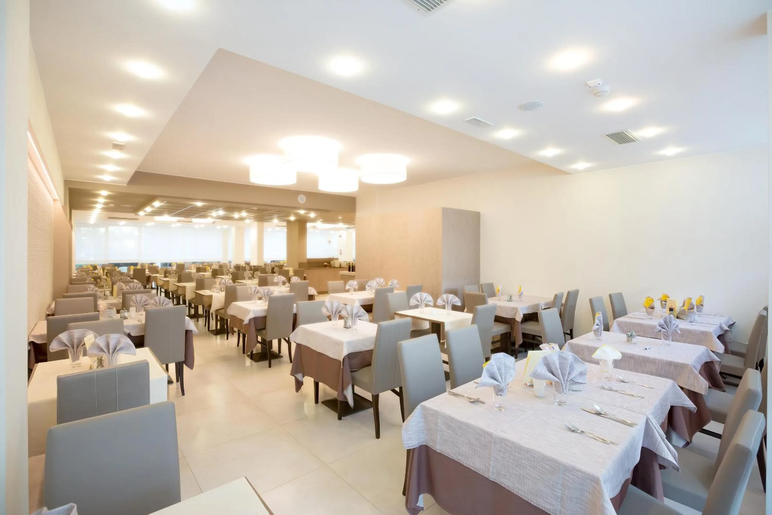 Restaurant/places to eat in Hotel Montreal