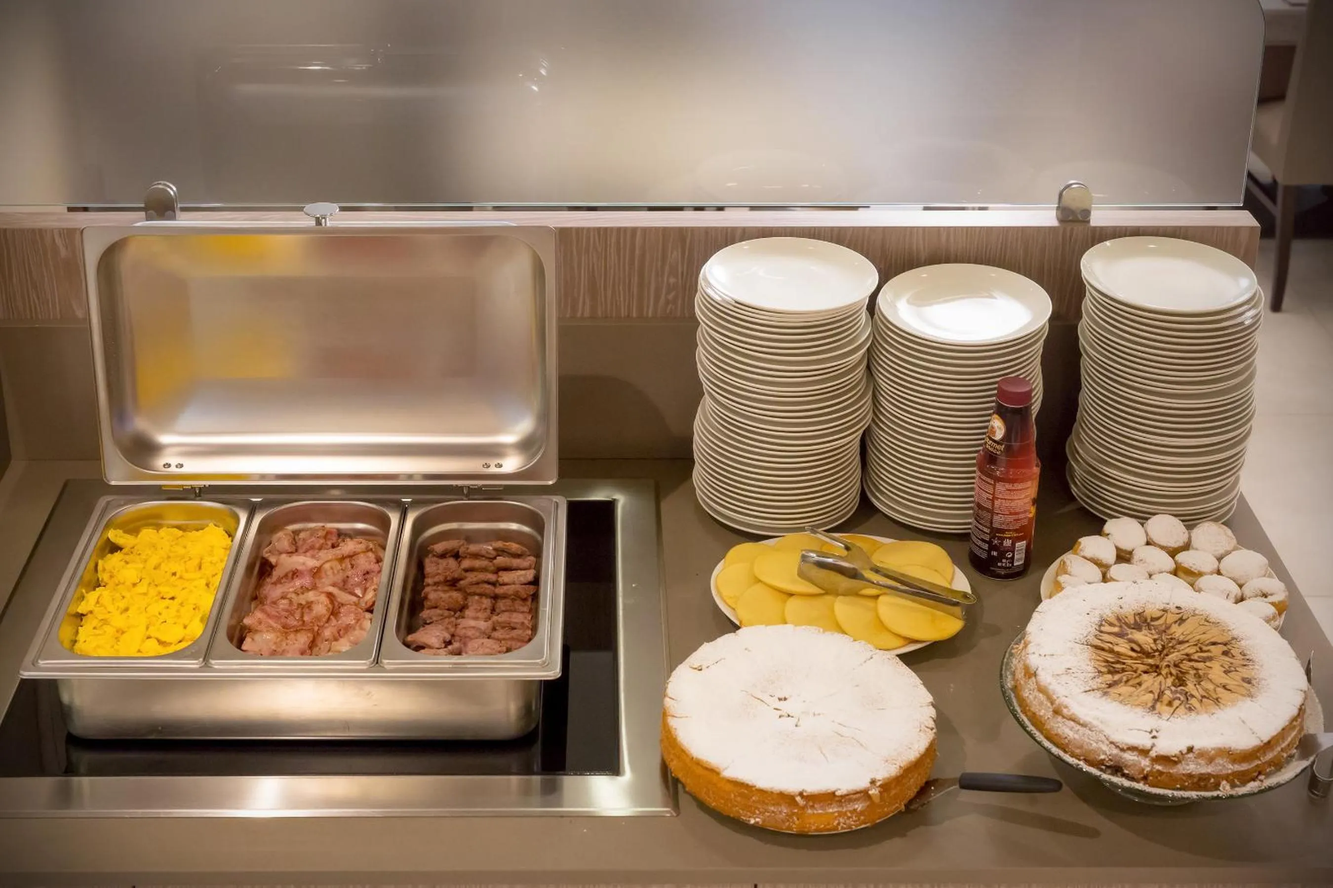 Buffet breakfast in Hotel Montreal