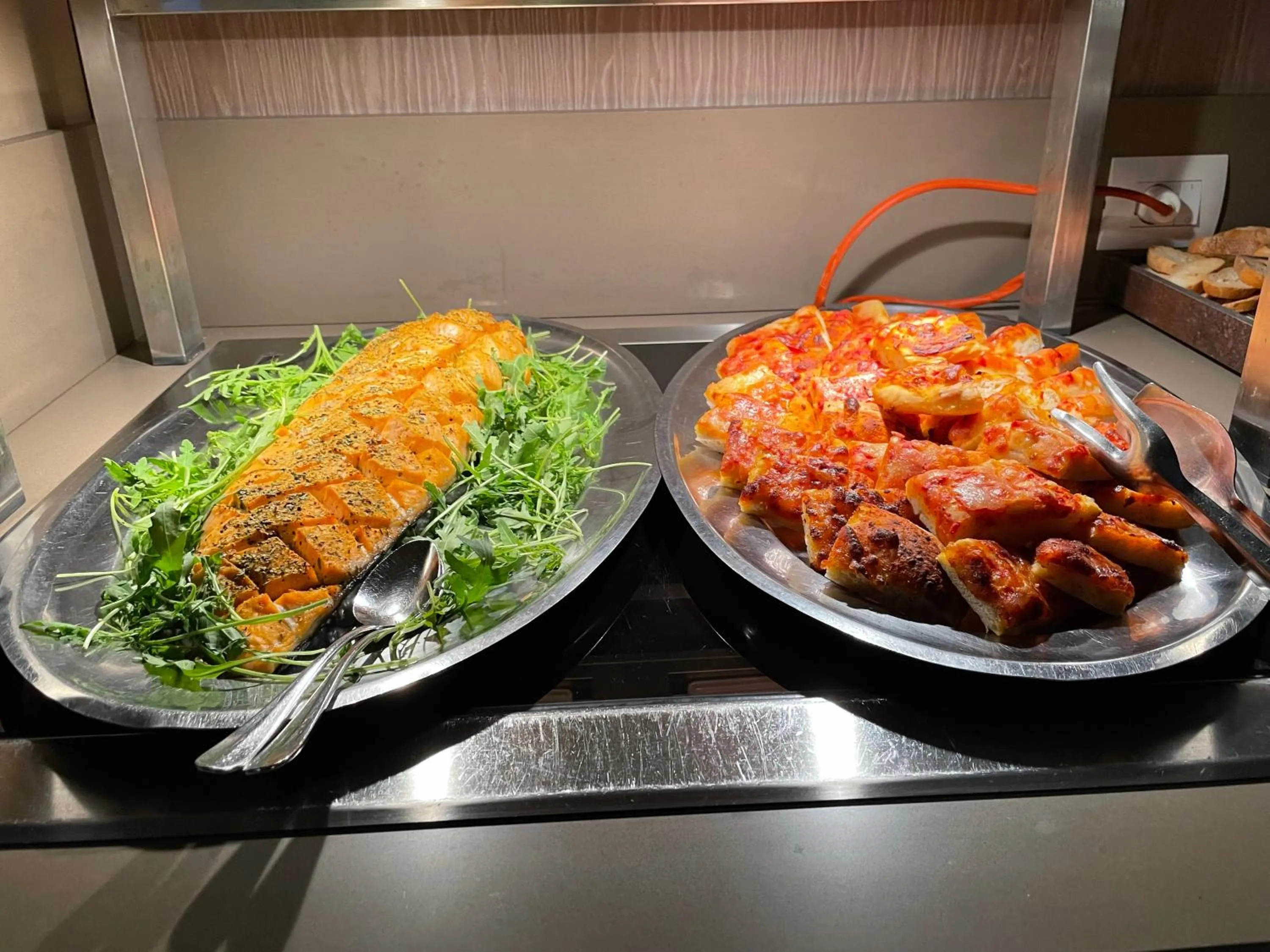 Restaurant/places to eat in Hotel Montreal