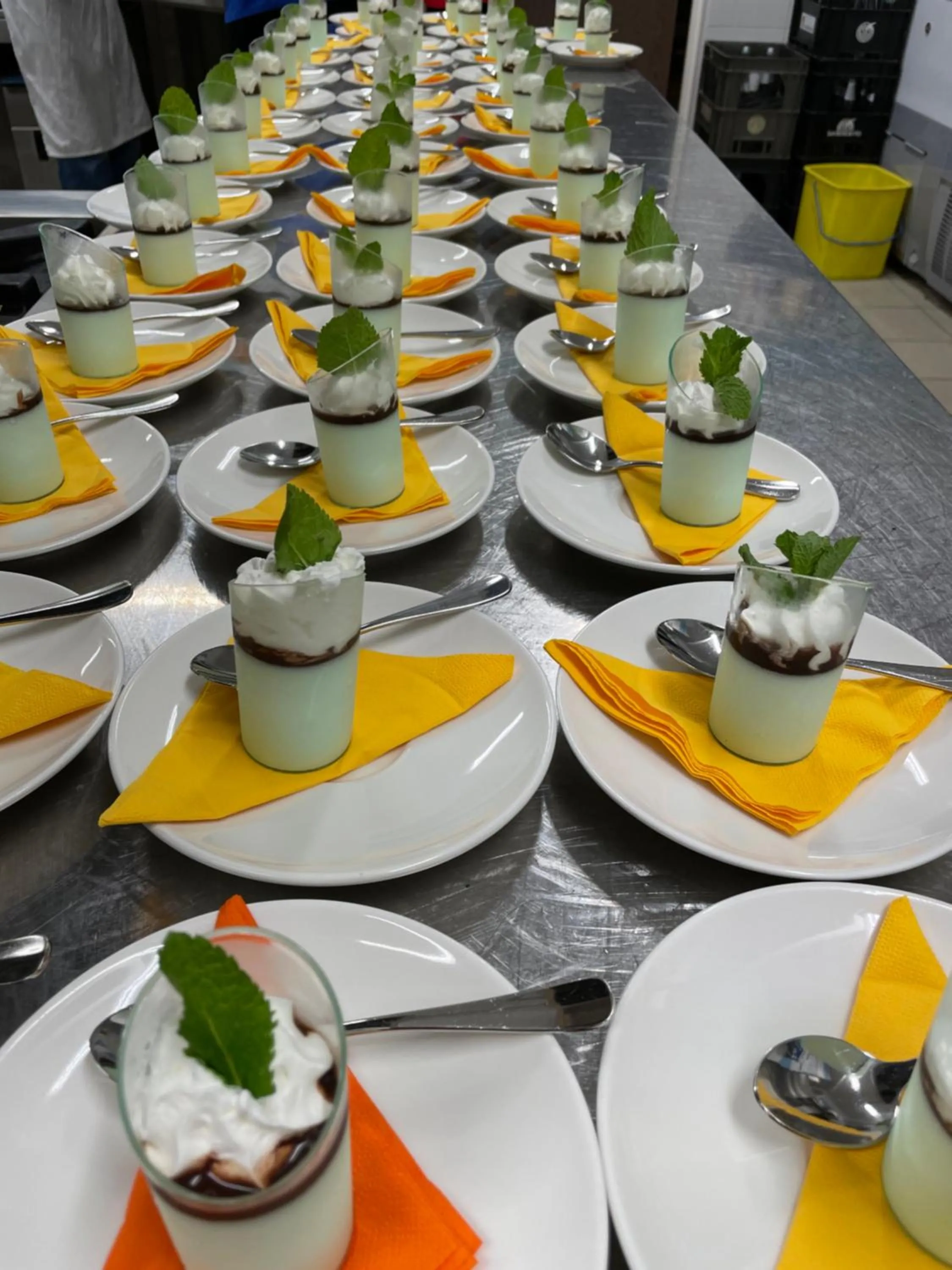 Restaurant/places to eat in Hotel Montreal