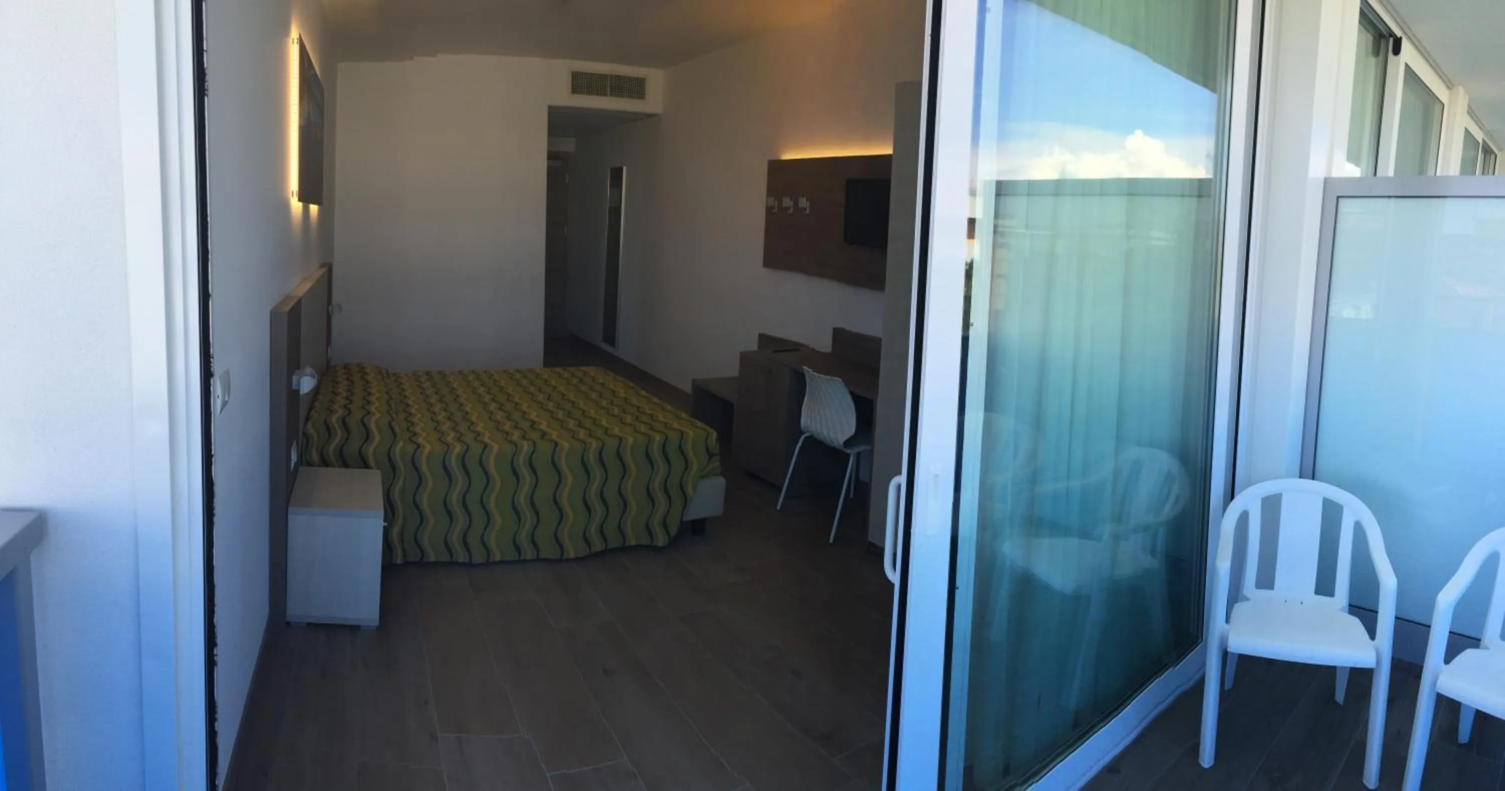 Photo of the whole room, Bed in Hotel Montreal