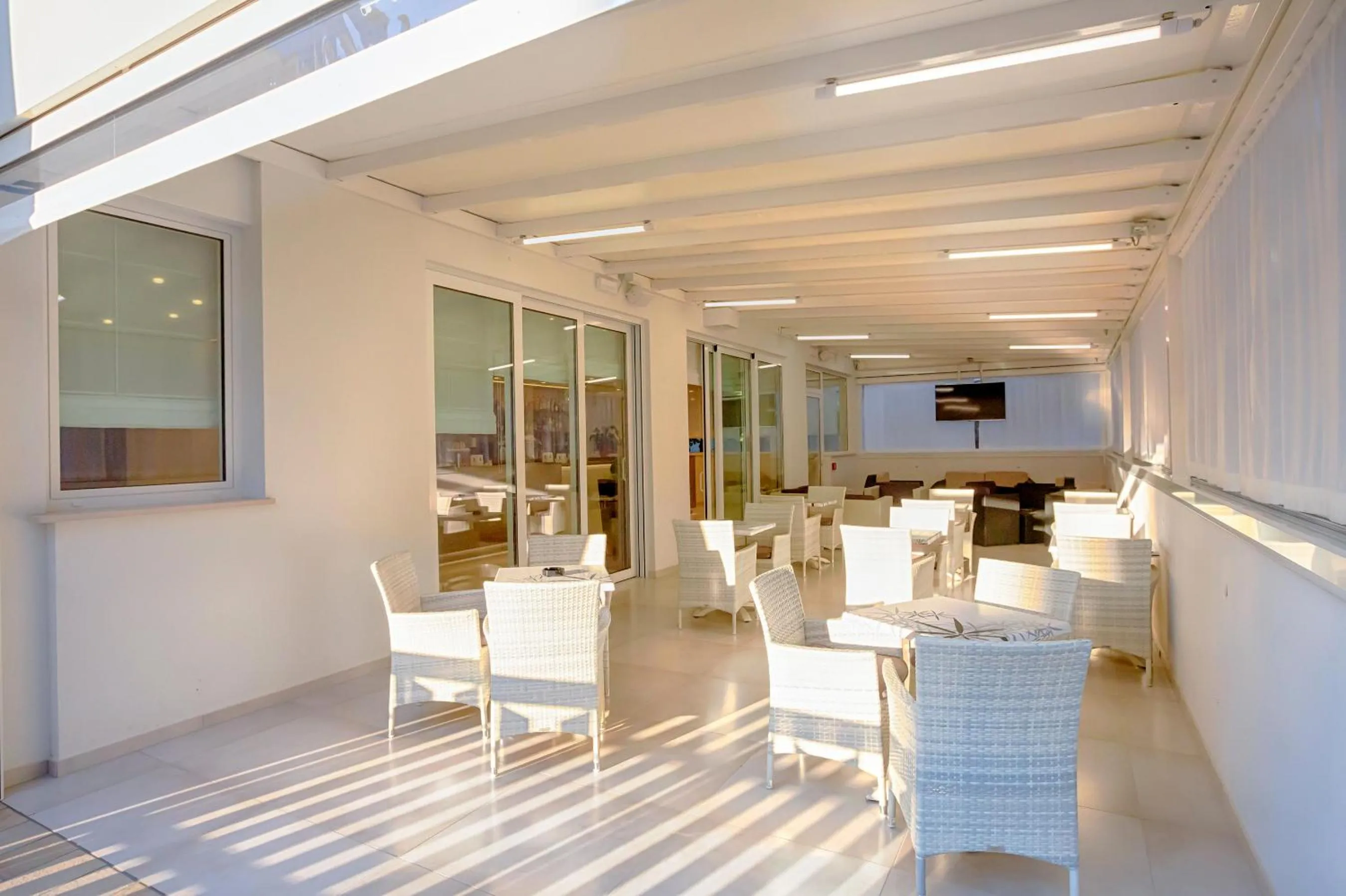 Communal lounge/ TV room in Hotel Montreal