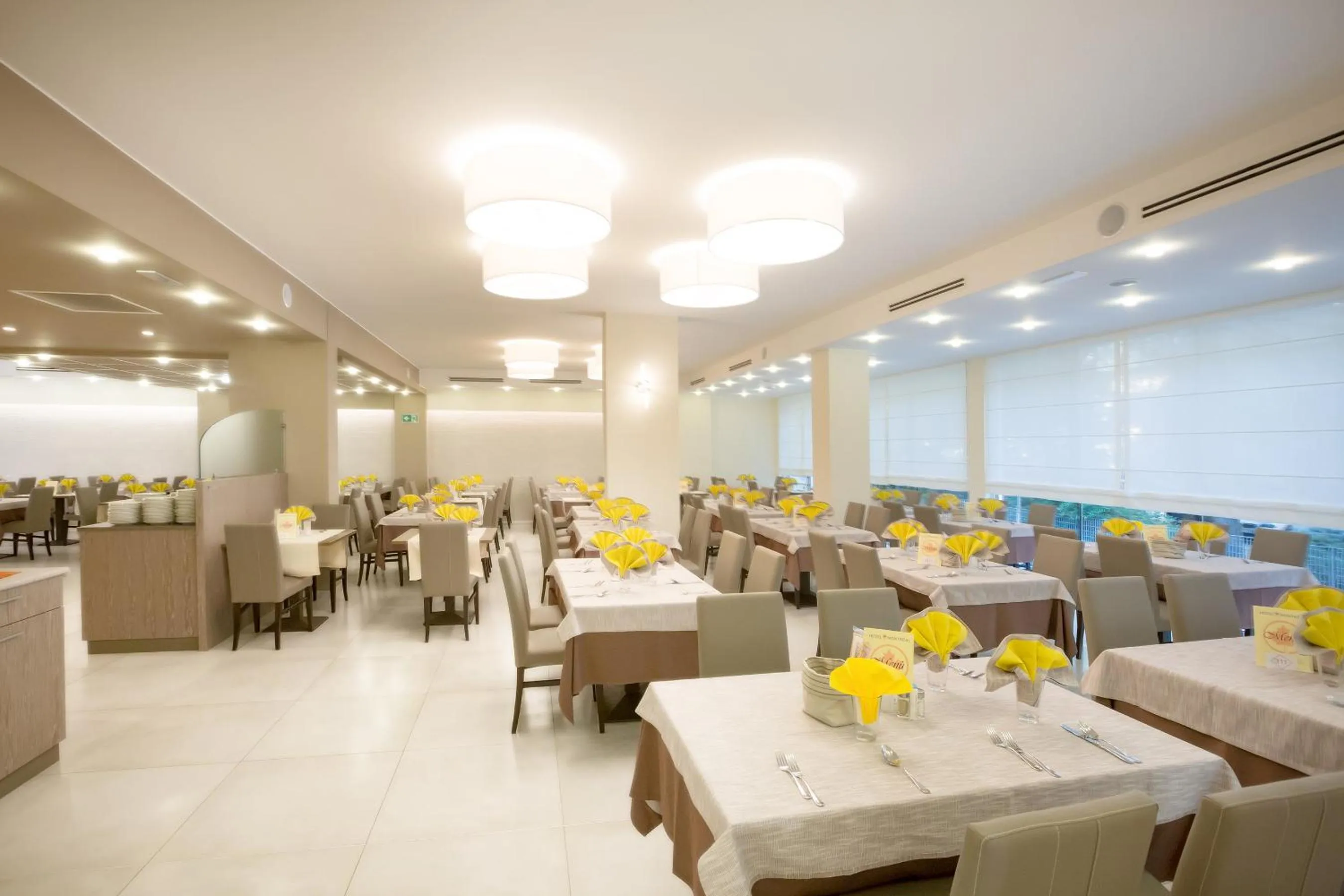 Restaurant/places to eat in Hotel Montreal