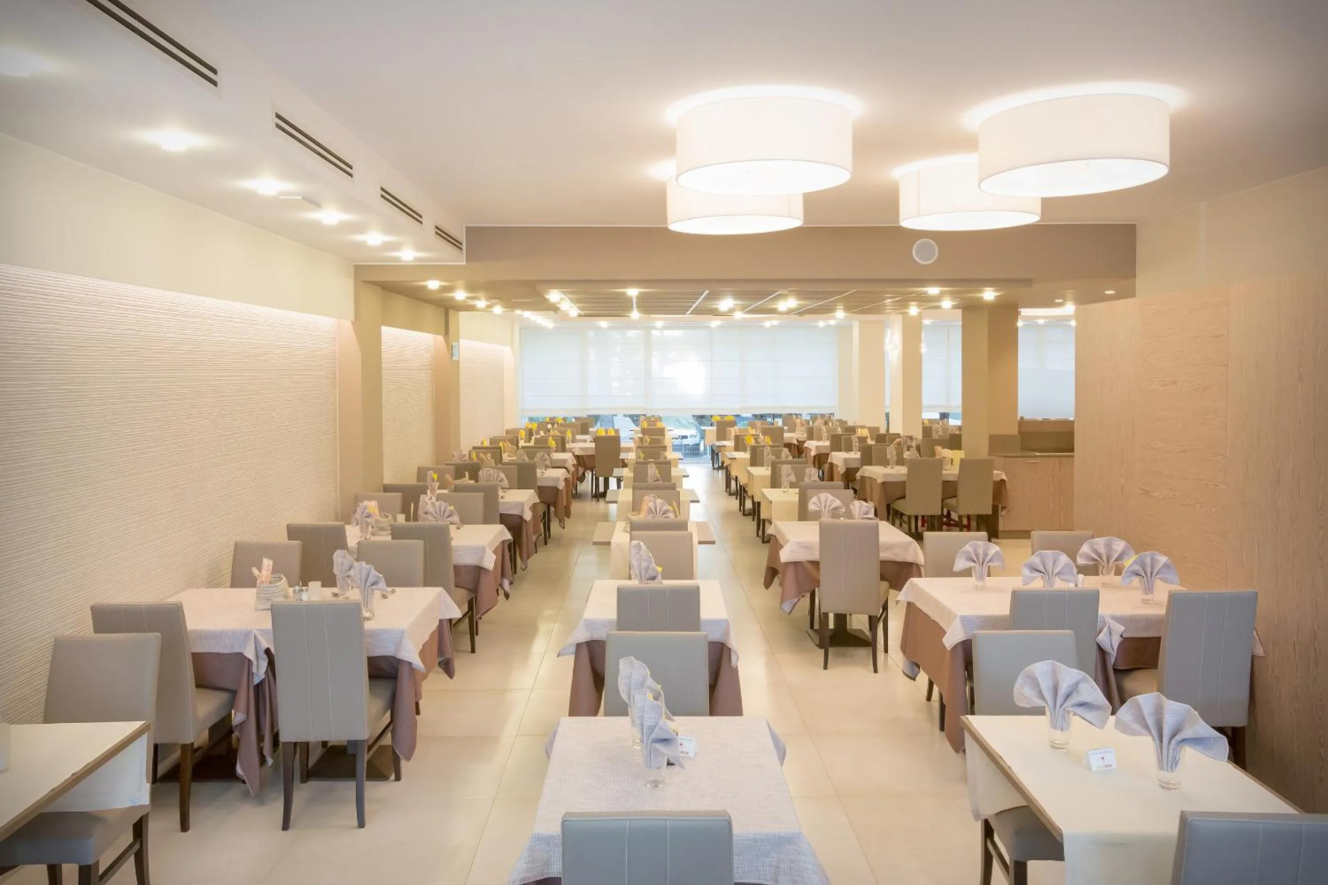 Restaurant/places to eat in Hotel Montreal