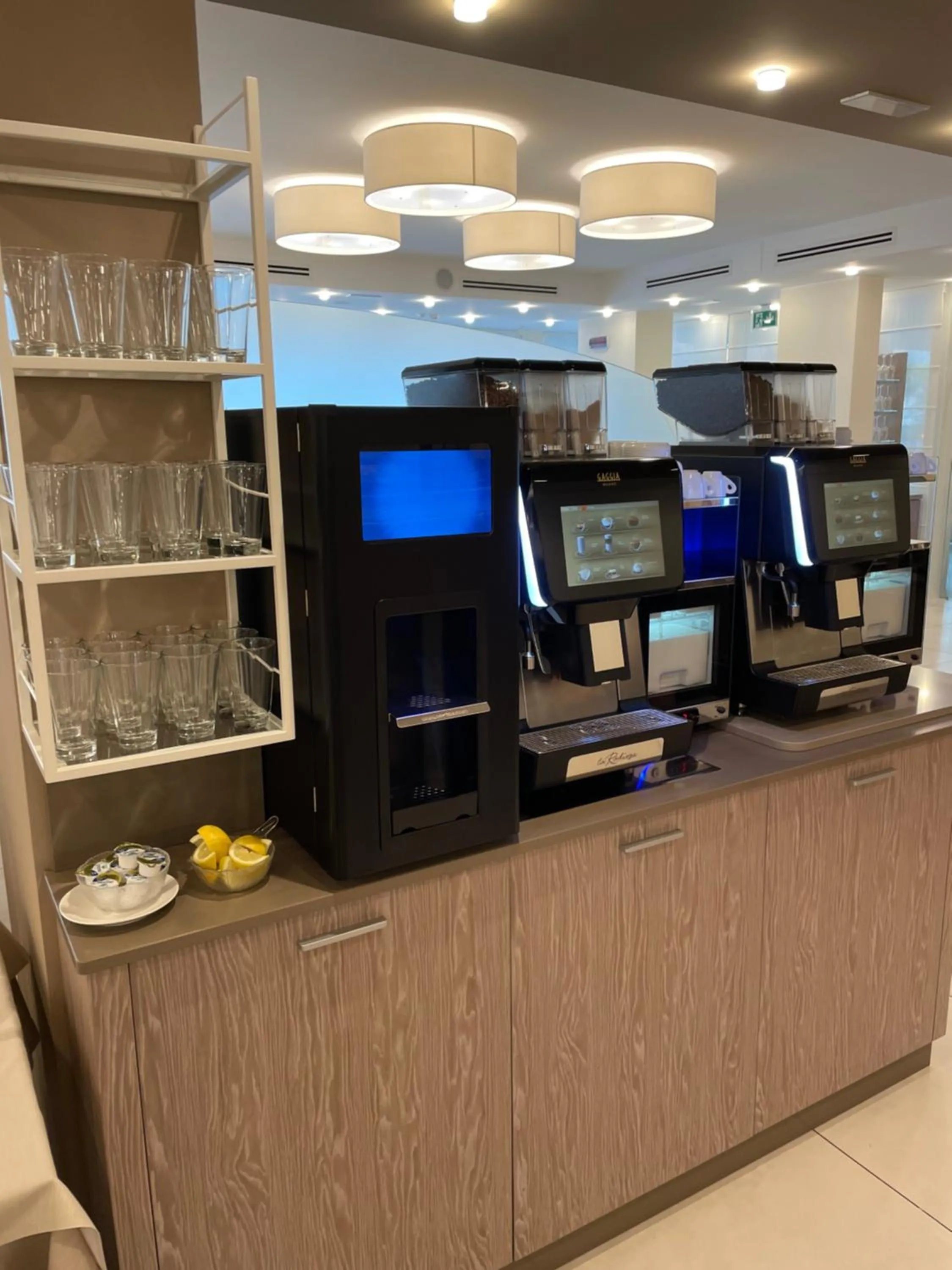 Restaurant/places to eat in Hotel Montreal