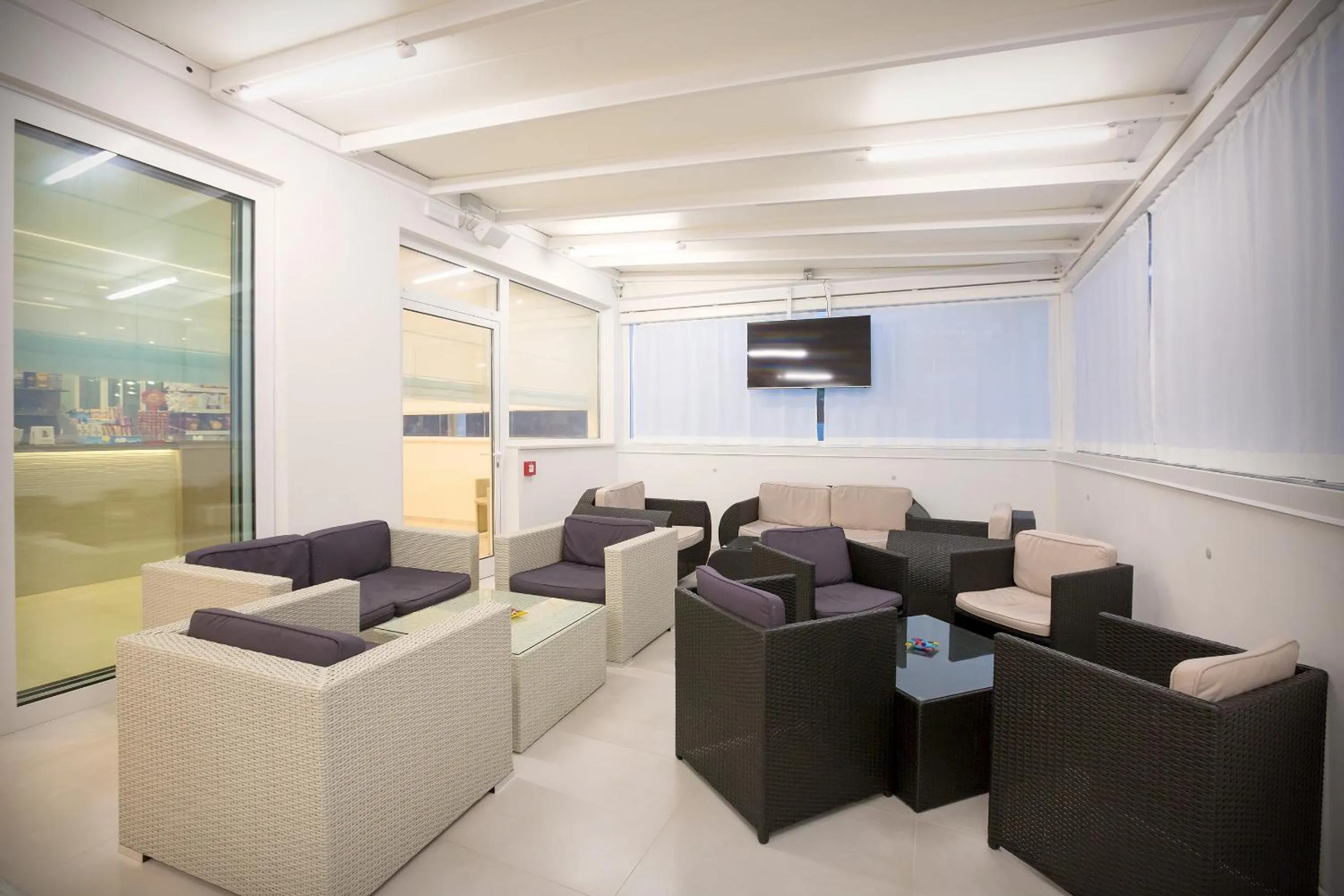 Communal lounge/ TV room in Hotel Montreal