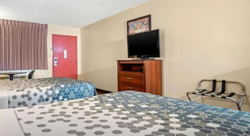 Bed in Econo Lodge Inn & Suites Forest
