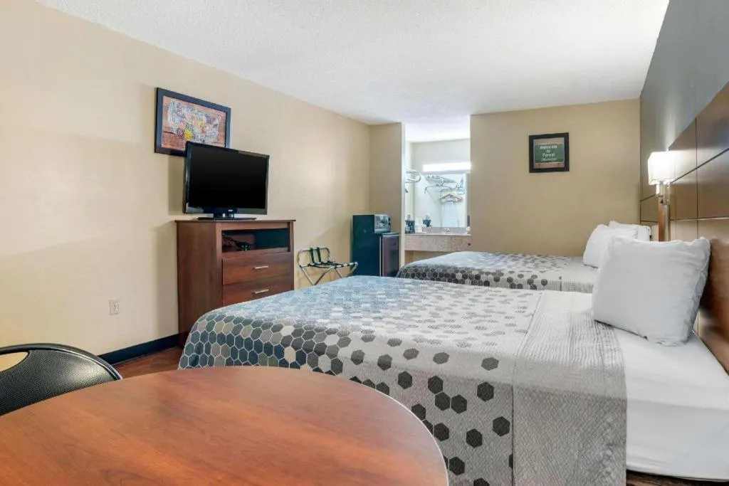 Bed in Econo Lodge Inn & Suites Forest