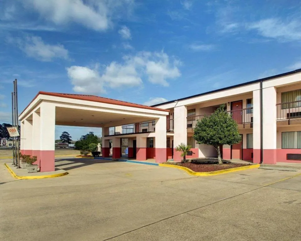 Econo Lodge Inn & Suites Forest