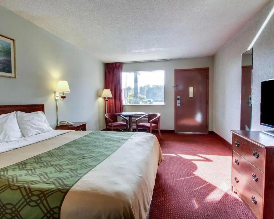 Bed in Econo Lodge Inn & Suites Forest