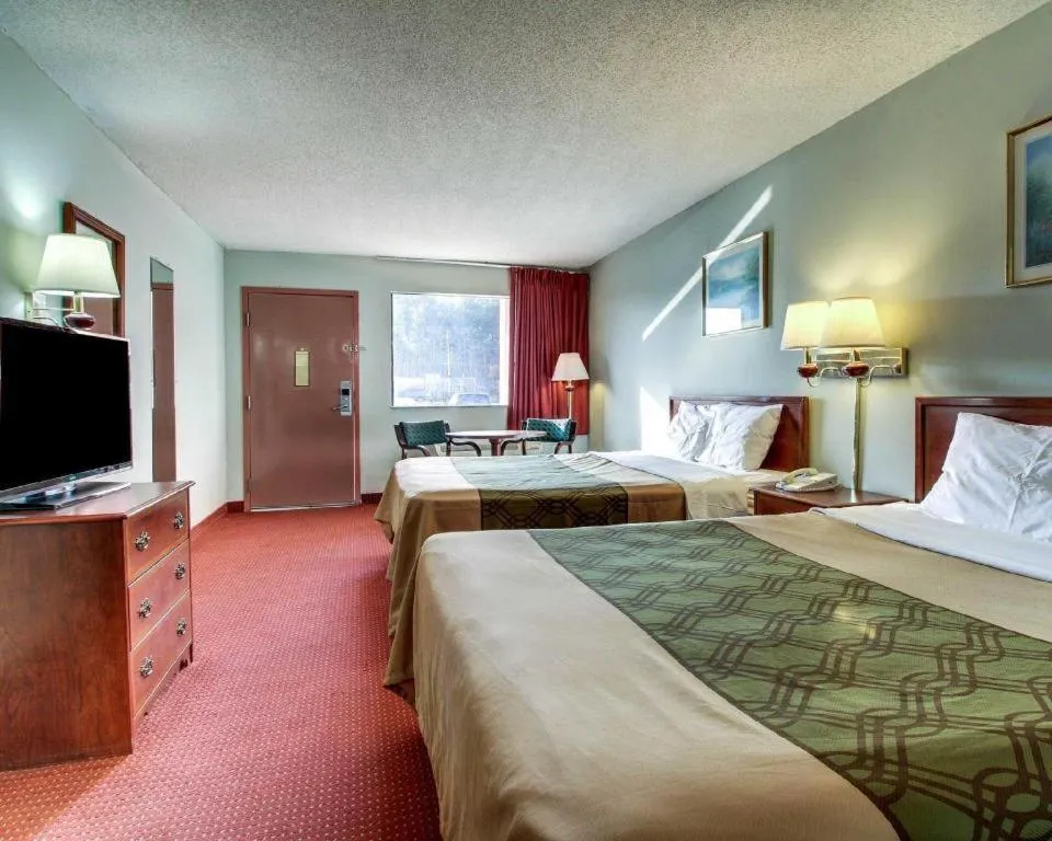 Bed in Econo Lodge Inn & Suites Forest