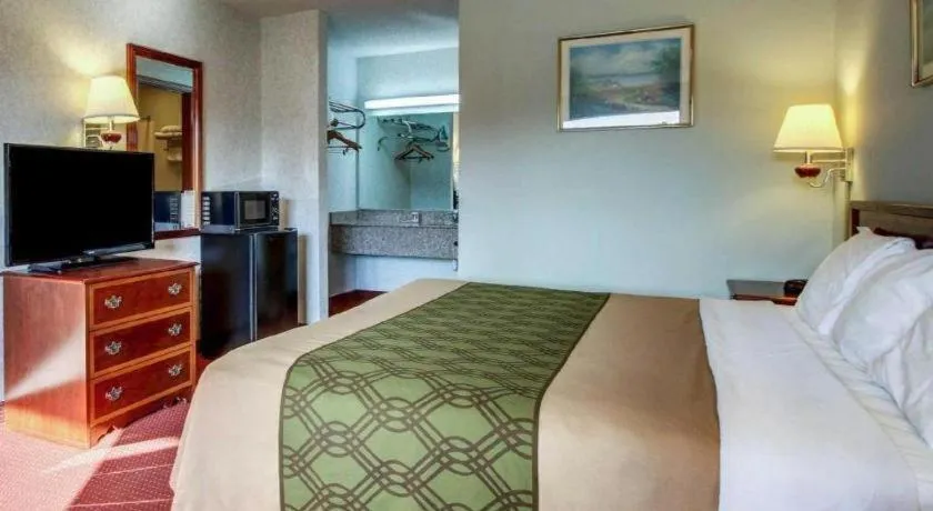 Bed in Econo Lodge Inn & Suites Forest