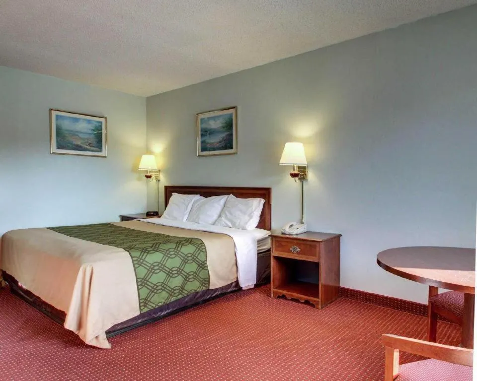 Bed in Econo Lodge Inn & Suites Forest