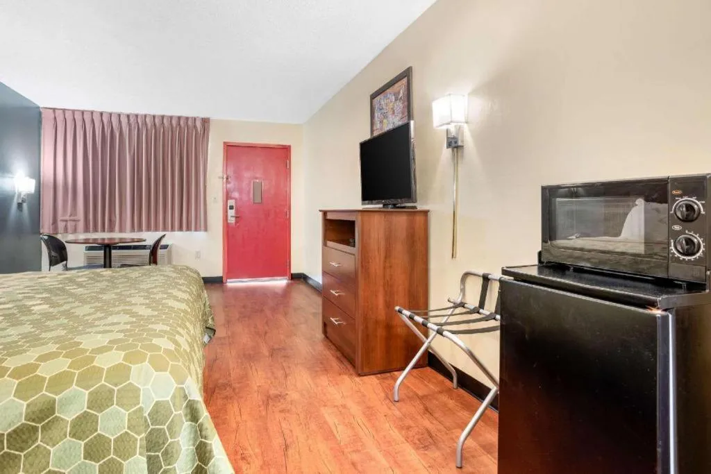 Bed in Econo Lodge Inn & Suites Forest